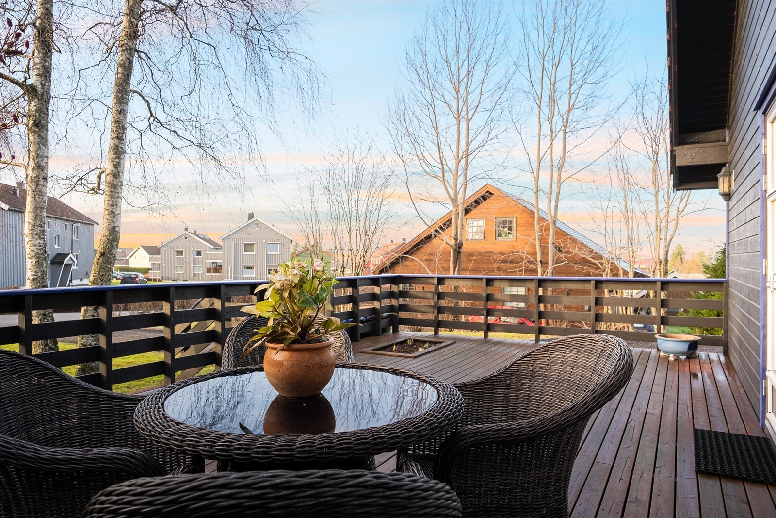 I det veletablerte nabolaget på Klavestadhaugen er denne boligen oppført i bebyggelsens ytre/østre rekke, helt inntil skogholtet. Galleribilde