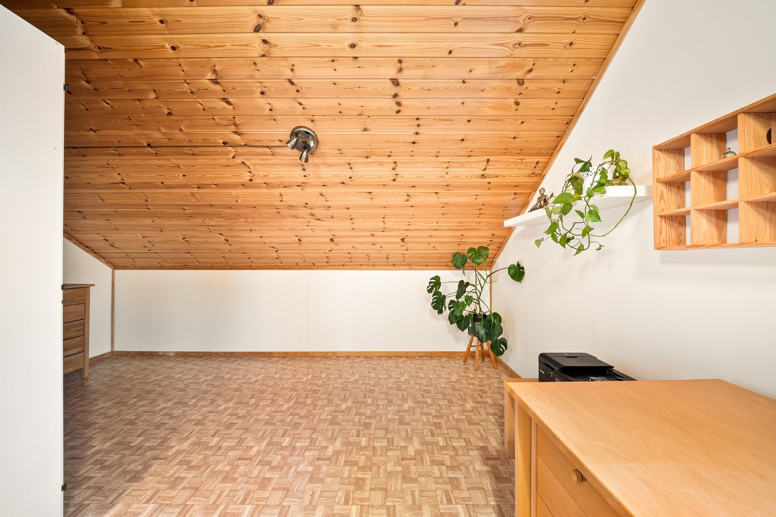 Soverommets himlinger skråner opp til en luftig høyde midt i rommet. Galleribilde