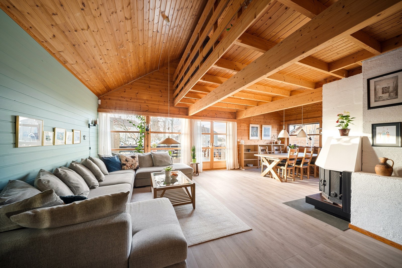 Innvendig har boligen mange av de opprinnelige overflater og innredninger fra byggeåret i behold. Den er imidlertid velholdt og har stort potensial ved oppussing. Galleribilde