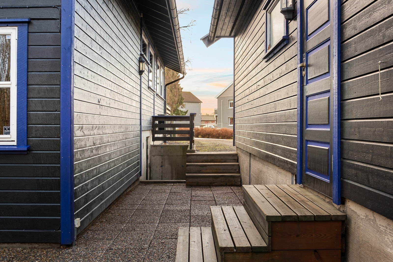 Til kjelleren er det adkomstmulighet også på utvendig trapp, støpt ny i 2018. Trappen leder til/fra én av kjellerens fire boder. Galleribilde