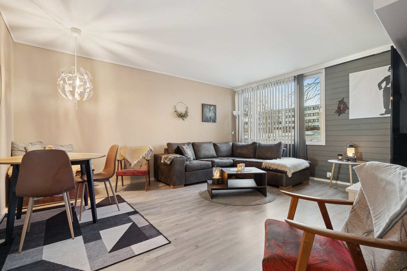 Lys og arealeffektiv 2-roms leilighet beliggende i et veldrevet og populært borettslag. Galleribilde