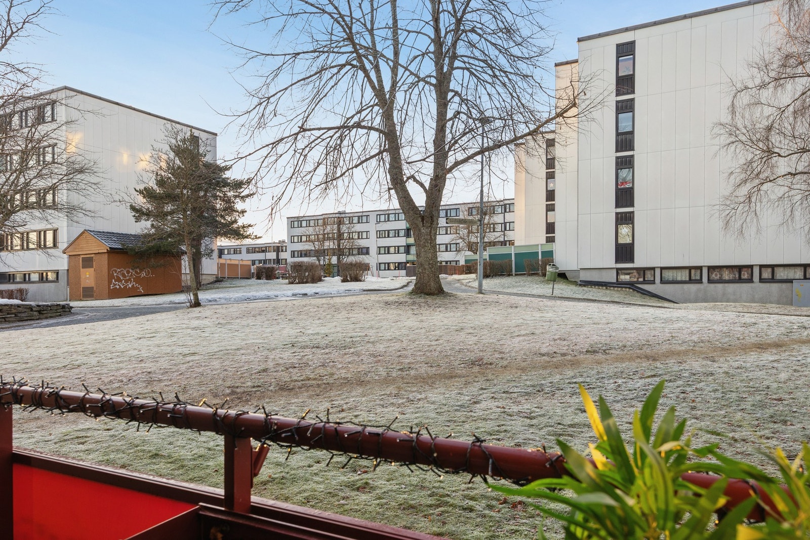 Leiligheten har en attraktiv, sørvendt beliggenhet i byggets 1. etasje, med enkel og trappefri adkomst. Galleribilde