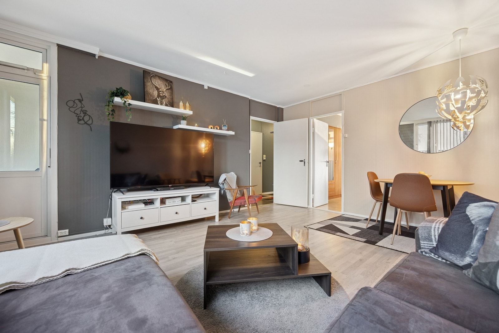 Stuen er romslig og lett å møblere, med plass til både sofagruppe og spisebord. Galleribilde