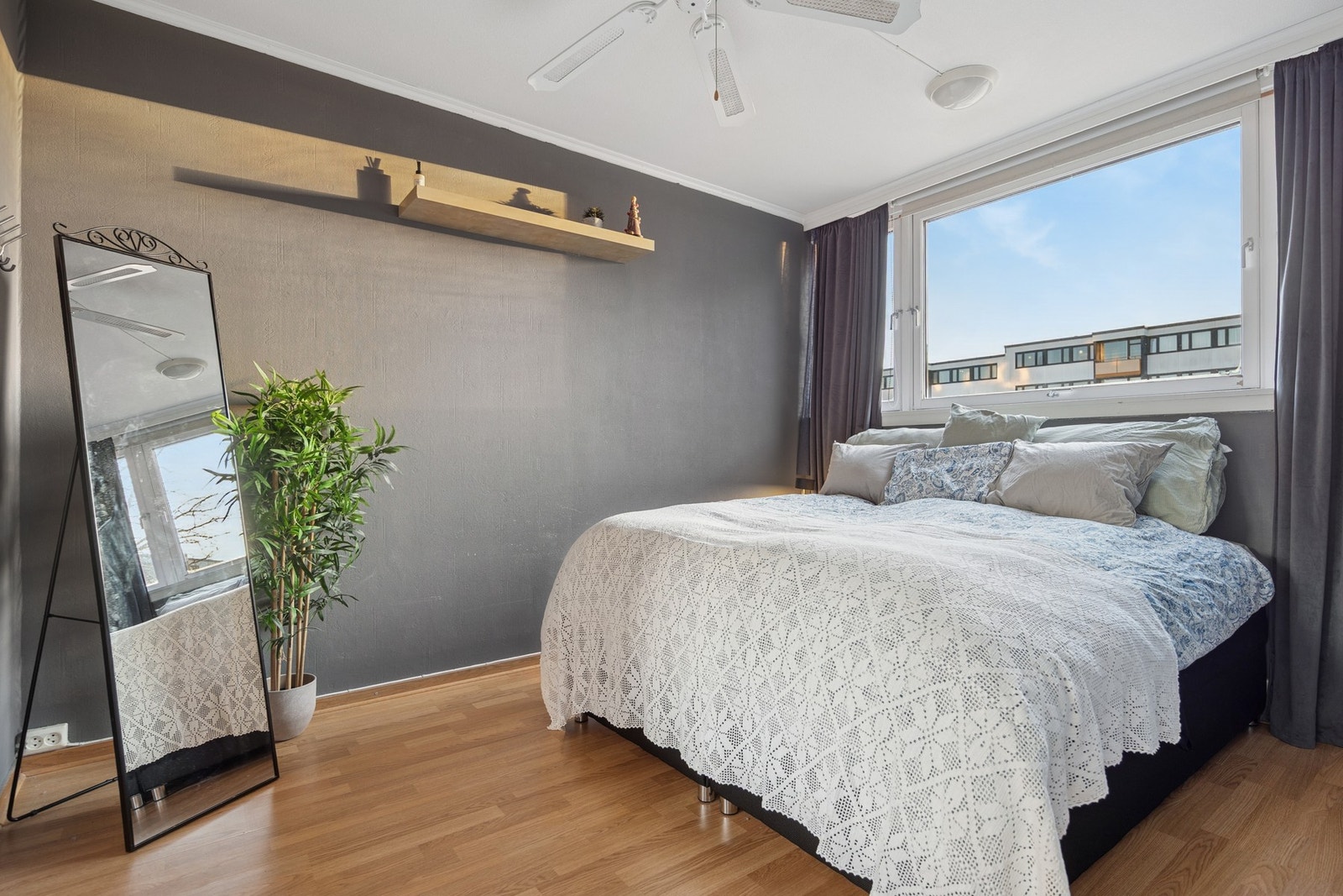 Soverommet har en god størrelse på 10 m² og gir plass til dobbeltseng, nattbord og garderobeløsning. Galleribilde