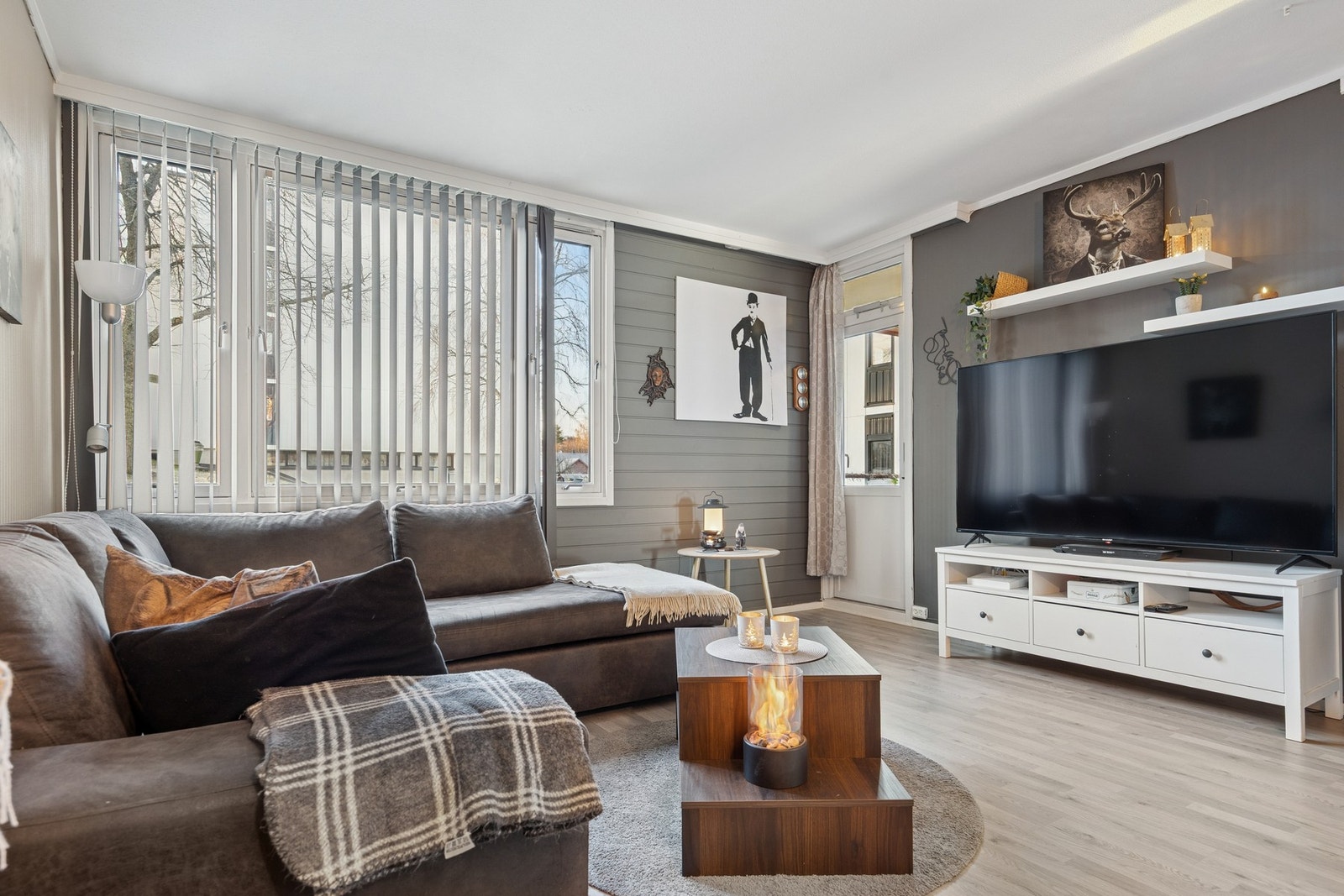 Fra stuen er det direkte utgang til en sørvendt balkong med gode solforhold, som fungerer som en naturlig forlengelse av oppholdsrommet i sommerhalvåret. Galleribilde