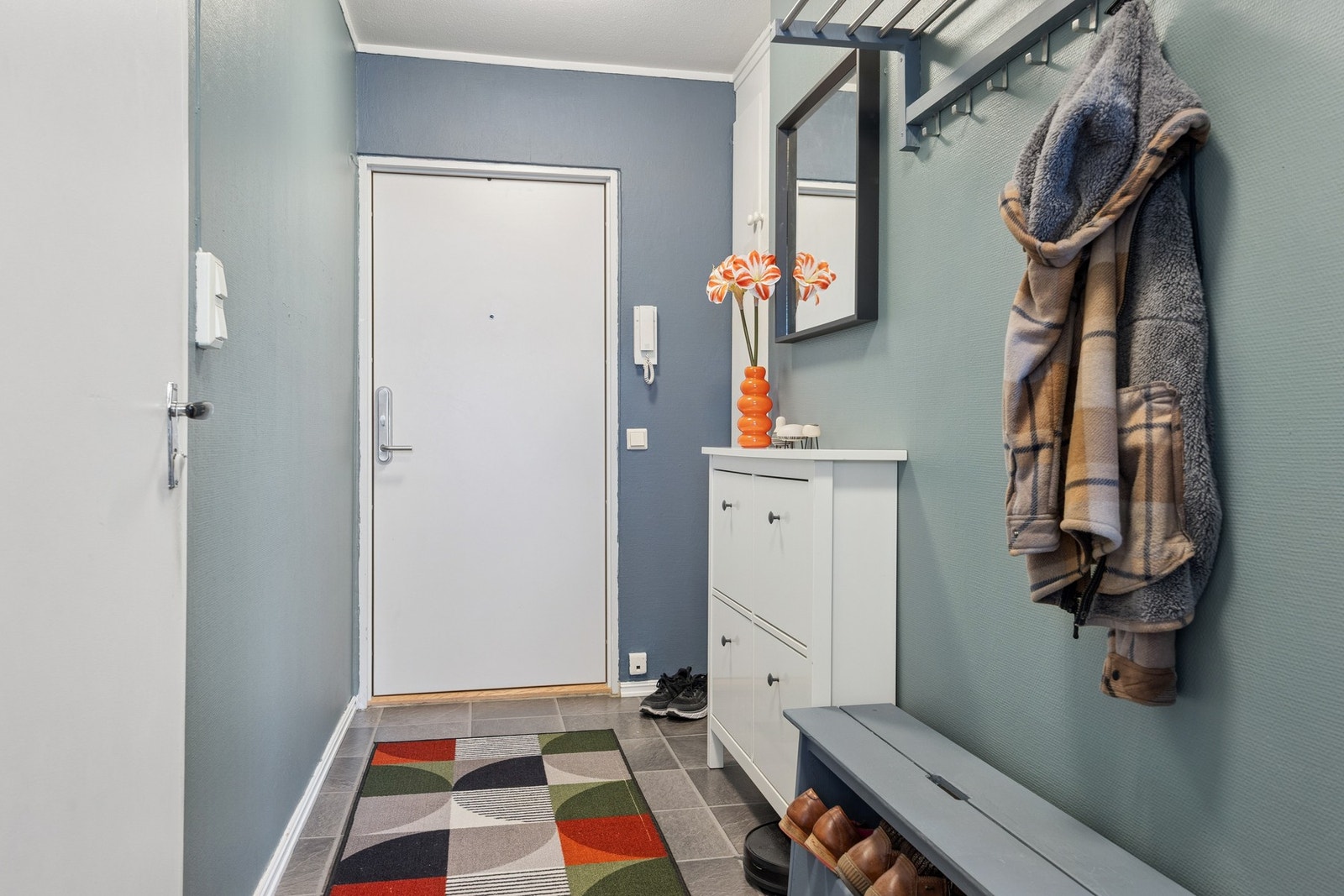 Leiligheten har enkel adkomst i byggets 1. etasje via felles oppgang med callinganlegg. Galleribilde