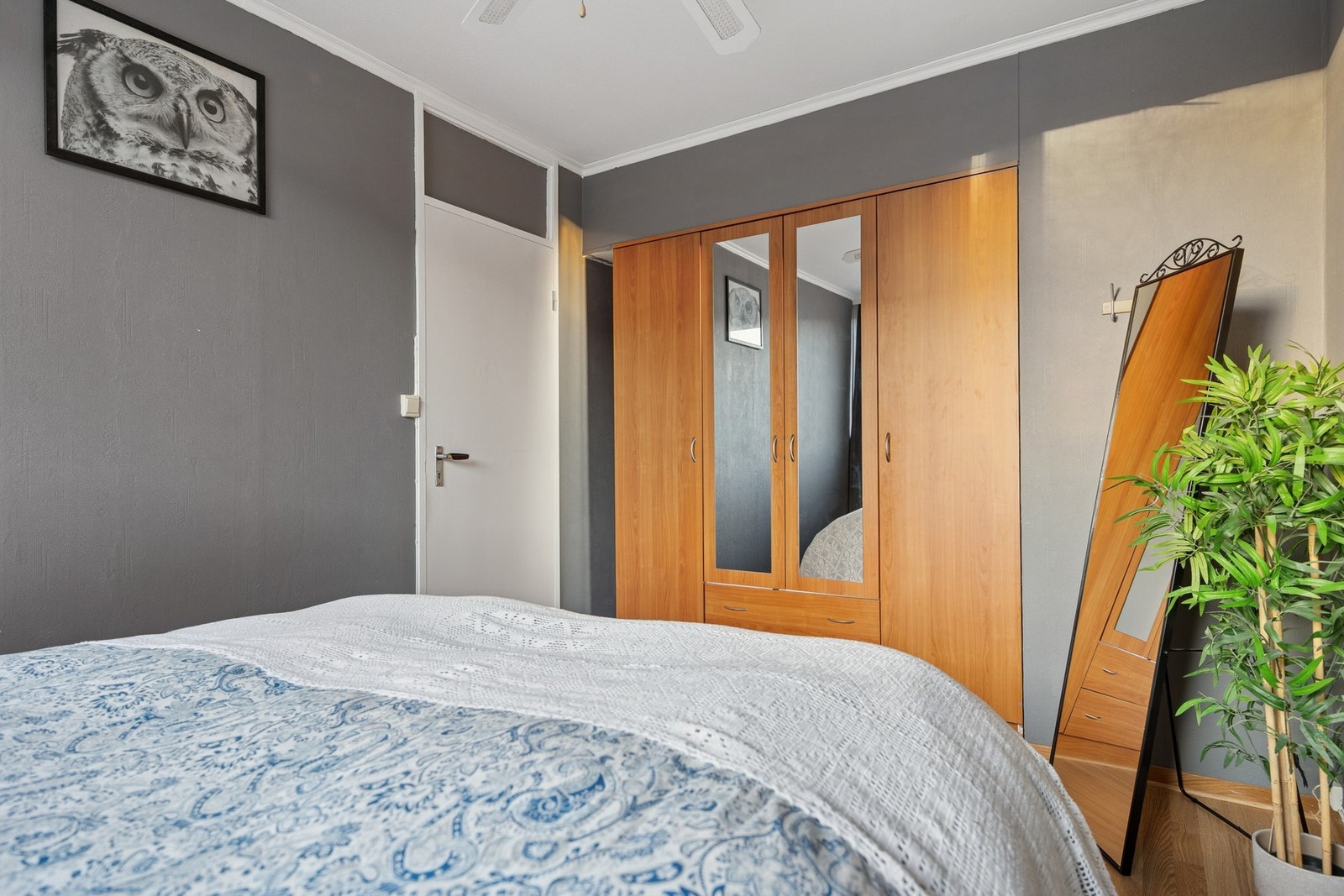 Rommet oppleves som rolig og behagelig, med laminat på gulv og malte flater på vegger og himling. Galleribilde