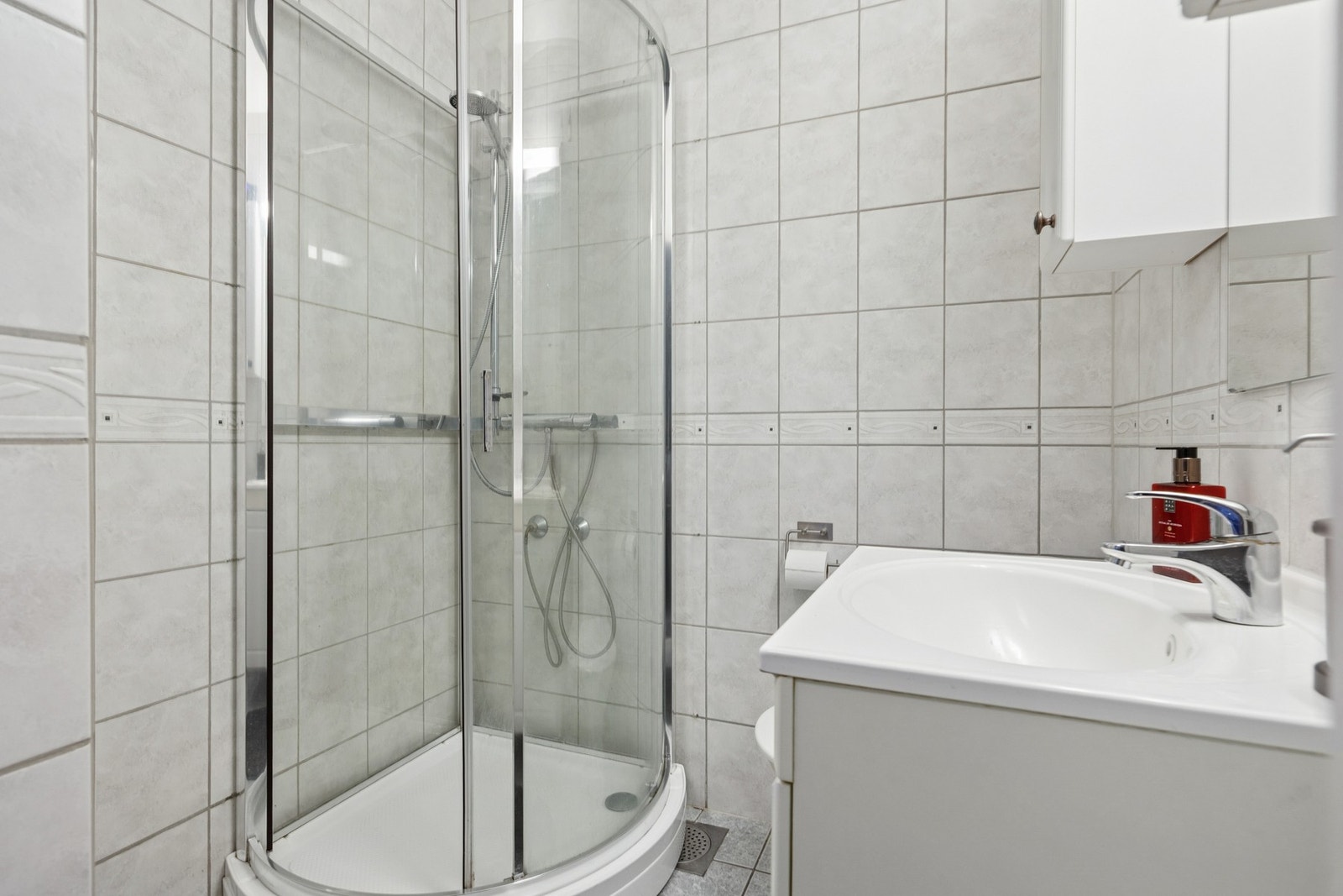 Baderommet fremstår funksjonelt og er utført med flislagt gulv med gulvvarme og flislagte vegger. Galleribilde