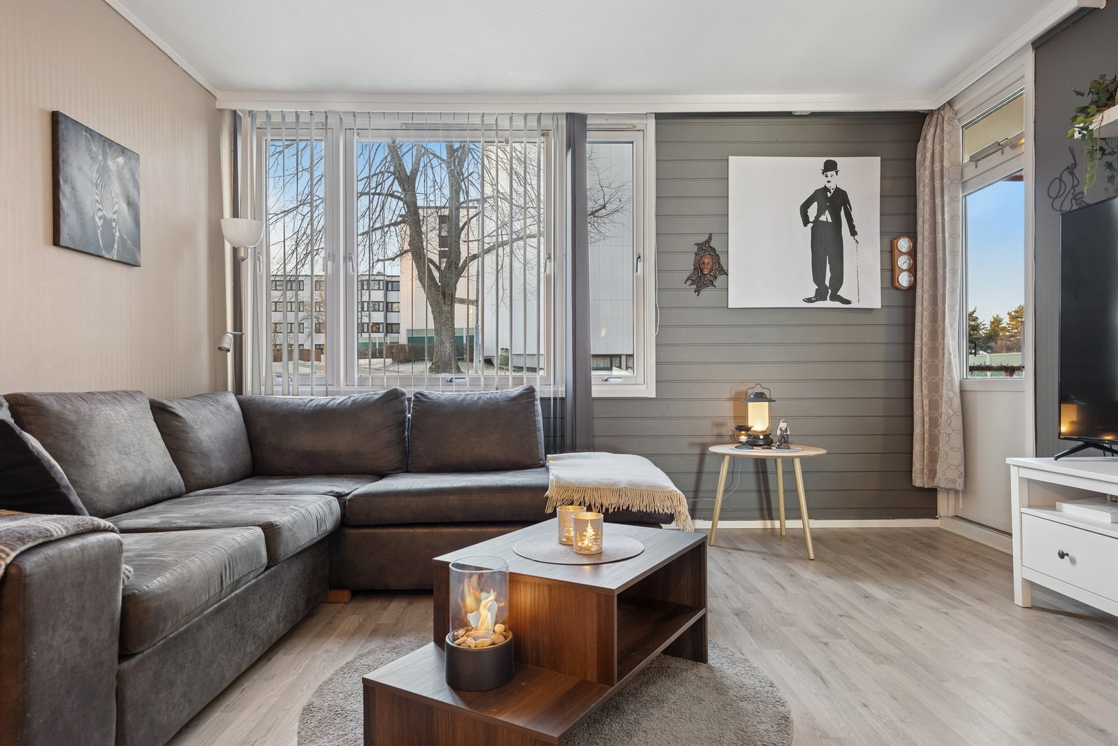 Store vindusflater slipper inn rikelig med naturlig lys og bidrar til en lys og trivelig atmosfære. Galleribilde