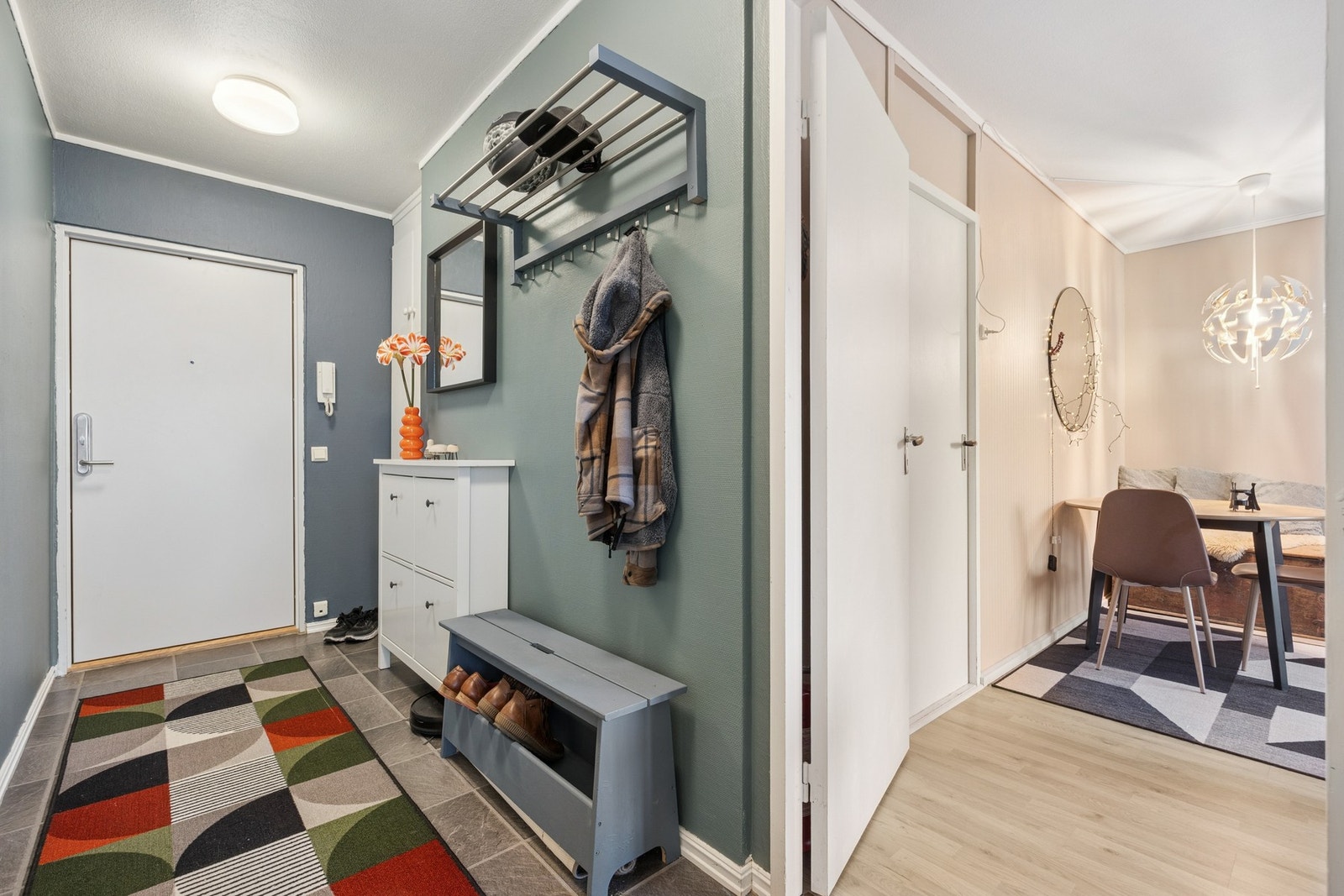 Fellesutgiftene utgjør kr 4 076,- per måned og inkluderer driftskostnader, renter, avdrag, kabel-TV og bredbånd. Galleribilde