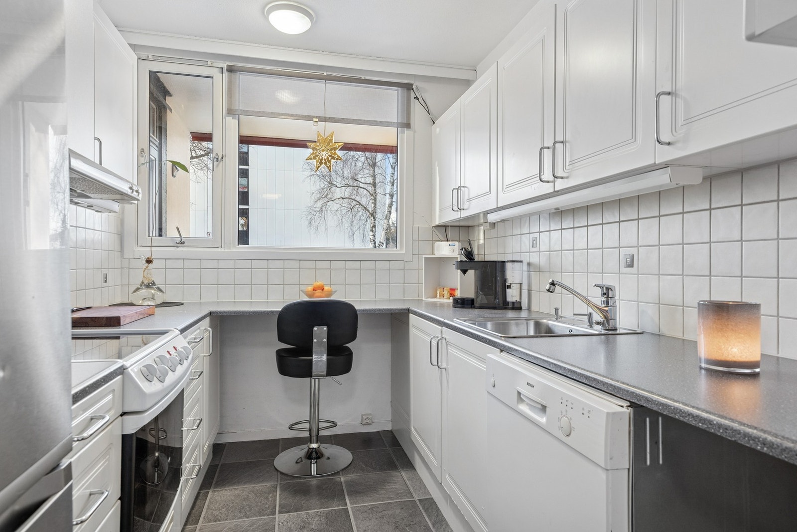 Kjøkkenet fremstår lyst og funksjonelt, med en praktisk innredning som gir godt med skap- og benkeplass. Galleribilde