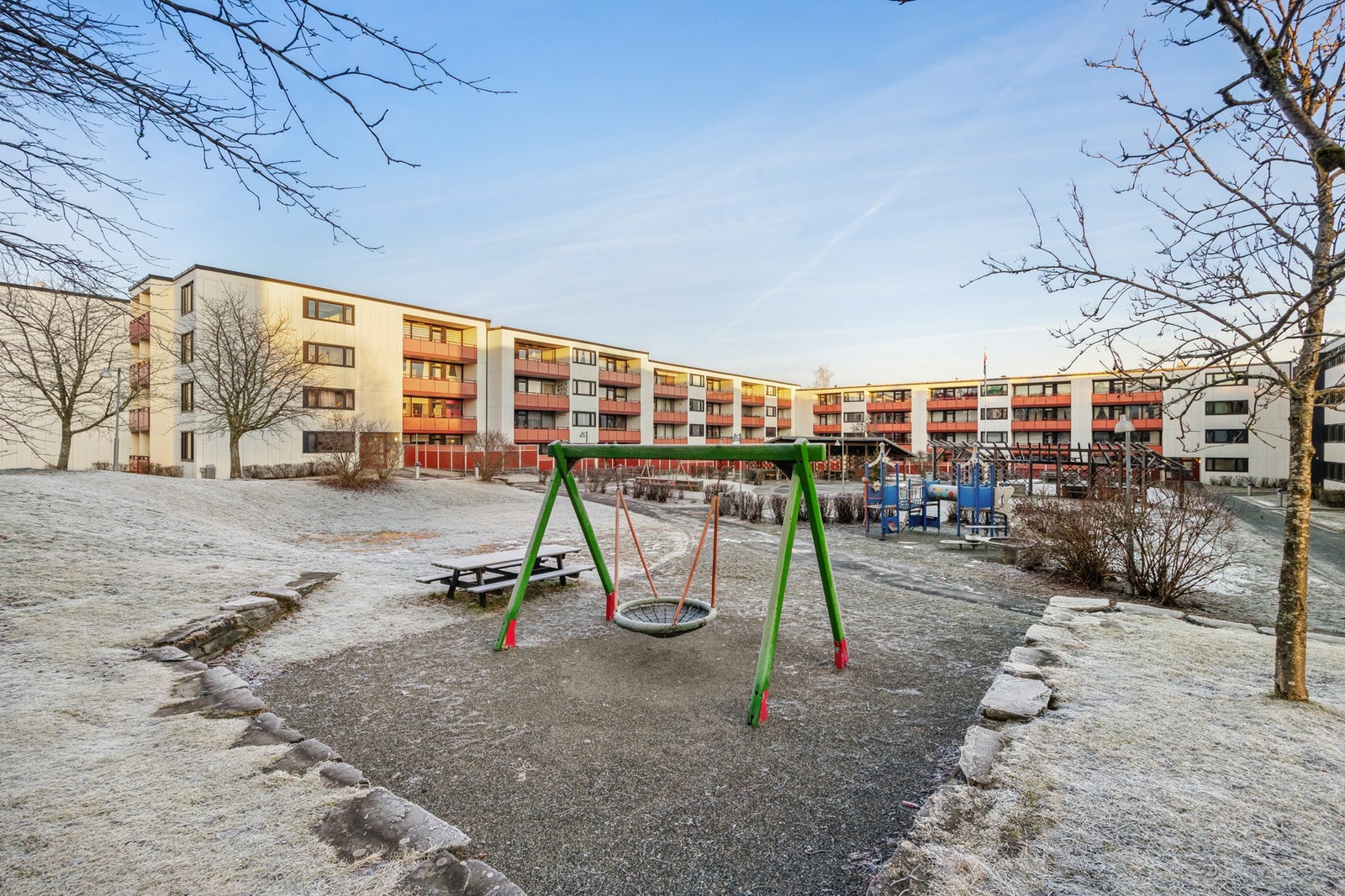 Det er kort vei til offentlig kommunikasjon med hyppige bussavganger, samt nærhet til barnehager, skoler, dagligvarebutikker, treningssenter og flotte turområder. Galleribilde