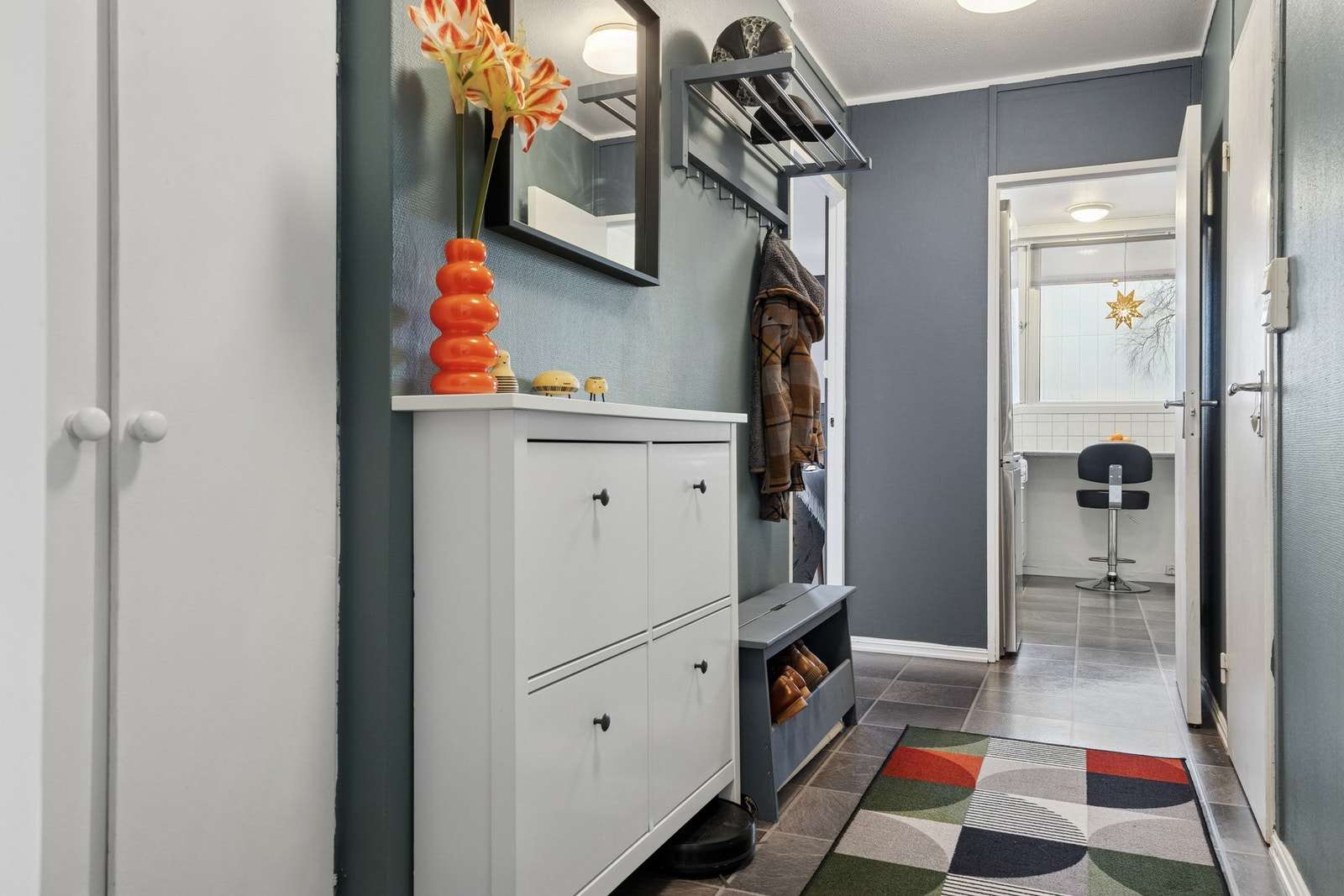 Gang/entré gir et ryddig og godt førsteinntrykk av boligen, med plass til yttertøy og sko. Galleribilde