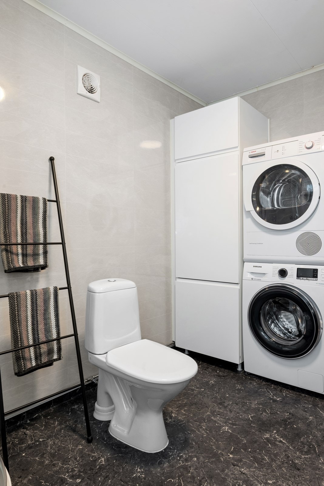 Badet er utstyrt med dusjkabinett, servantskap, wc, opplegg for vaskemaskin og mekanisk avtrekk Galleribilde