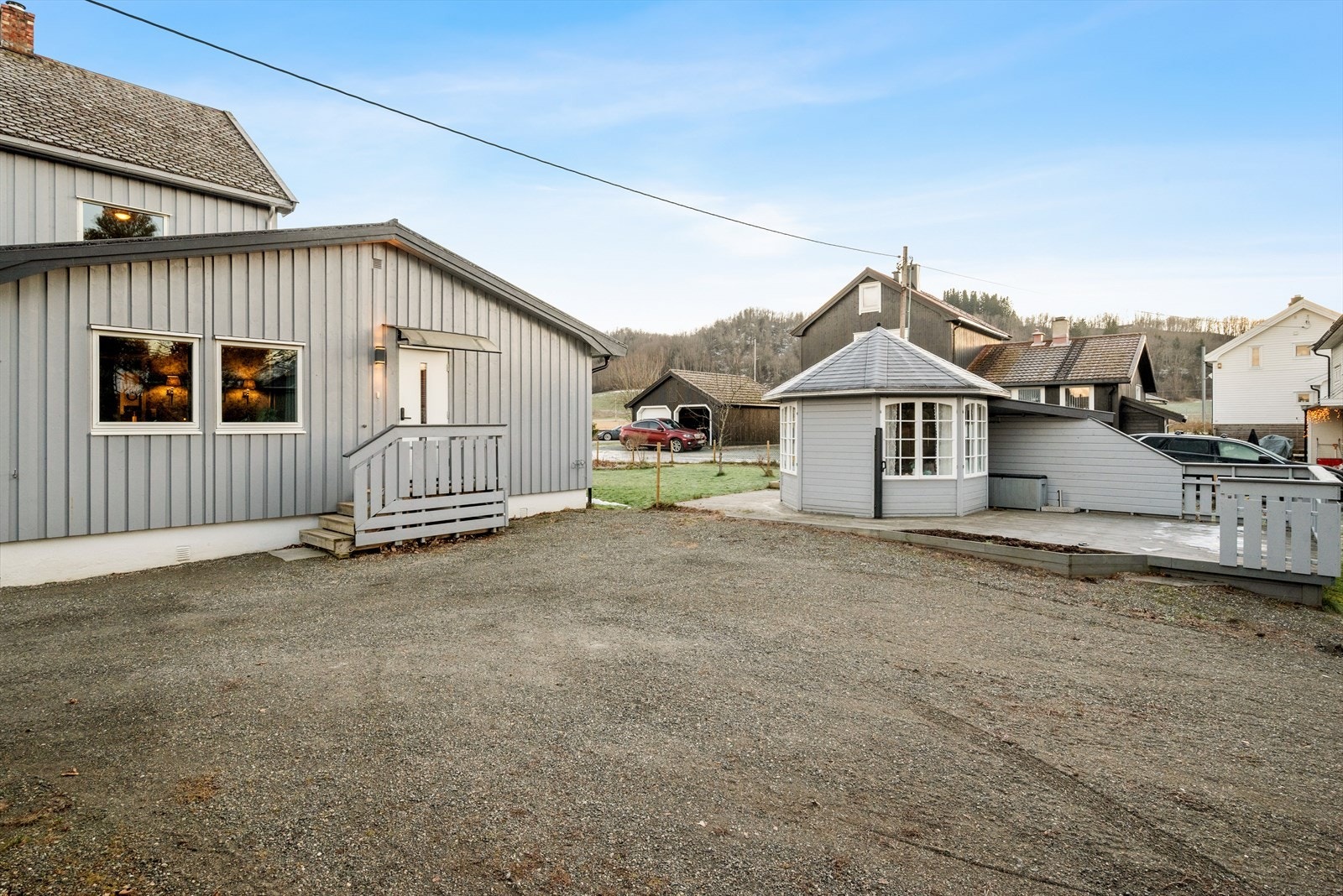 Tomta er på hele 1,3 mål og i tillegg til eneboligen er det oppsatt en stor garasje med carport og bod, samt lysthus på eiendommen Galleribilde