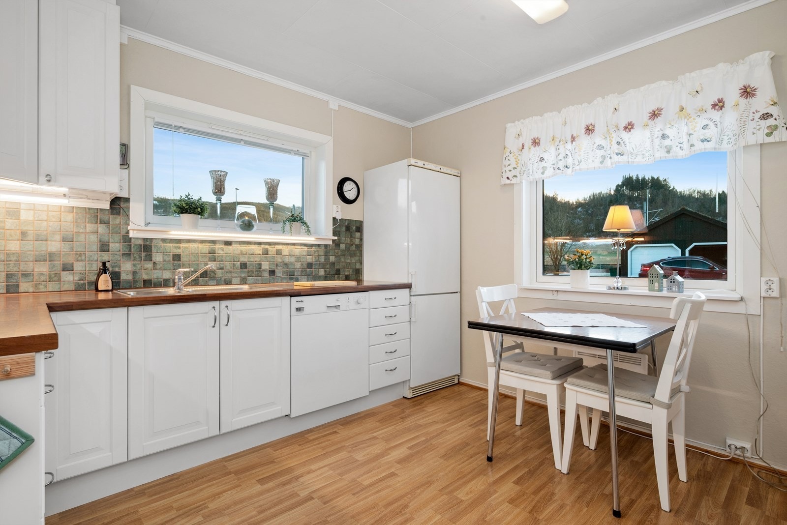 Lys og fin innredning med integrert stekeovn og platetopp Galleribilde