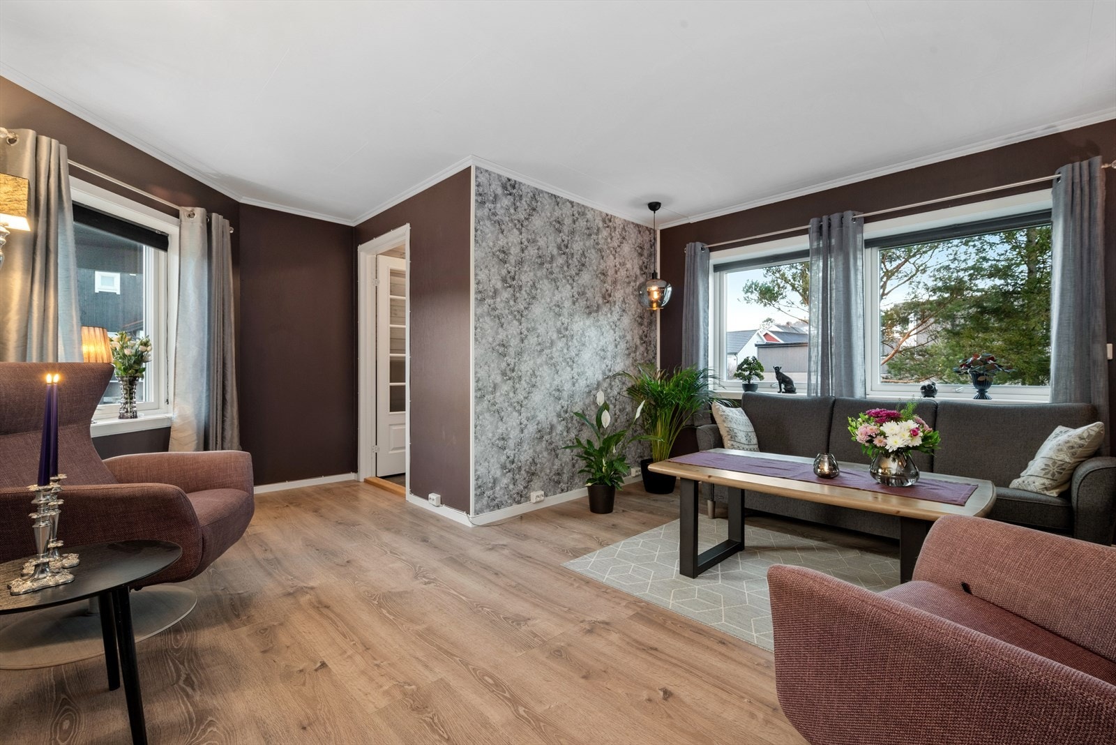 Her får du bl.a. 4 soverom, 2 bad, 2 stuer, vaskerom, toalettrom og flere boder som gir godt med lagringsplass Galleribilde