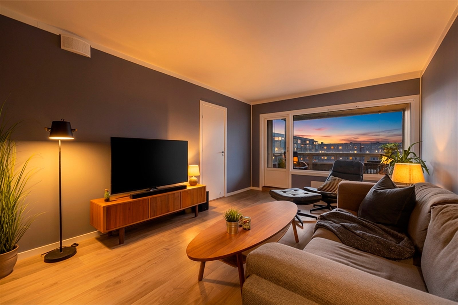 Leiligheten er renovert i 2025 og fremstår som særdeles innbydende - denne må oppleves! Galleribilde