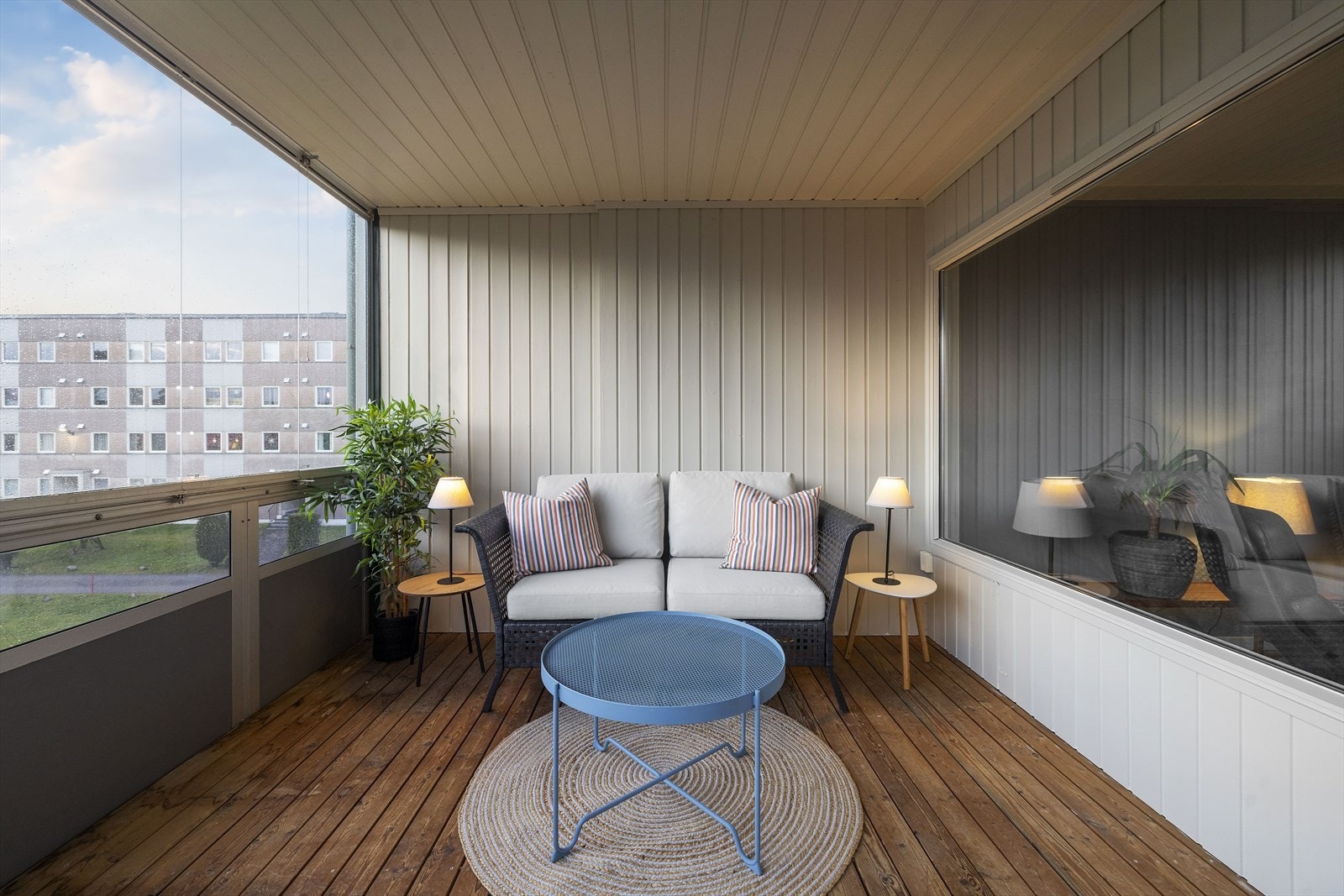 Veranda har god plass til flere sittegrupper Galleribilde