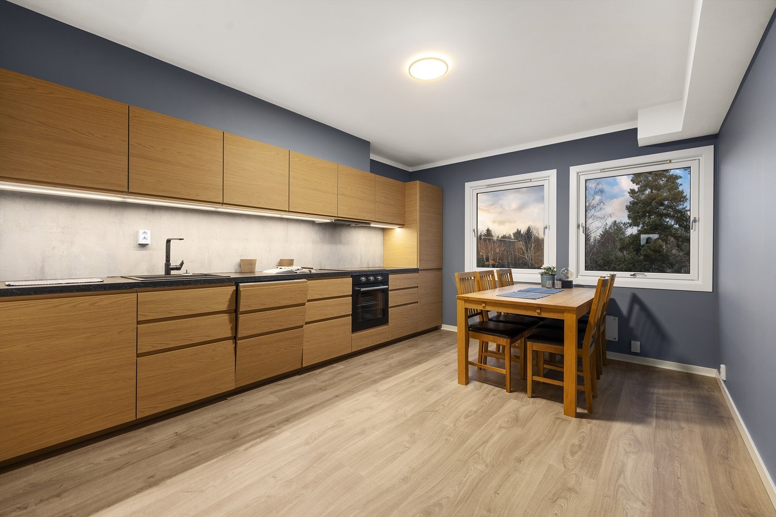 Stilrent kjøkken oppusset i 2025 med tidsriktig innredning i eik, med integrerte hvitevarer Galleribilde