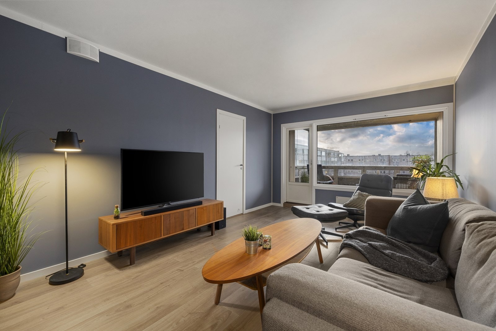 Pent oppusset stue, 2025, malt i en lun blåfarge - nye gulv Galleribilde