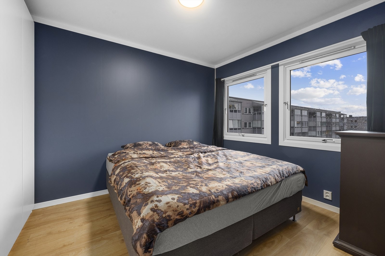 Soverom med stor garderobe og god plass til dobbeltseng Galleribilde