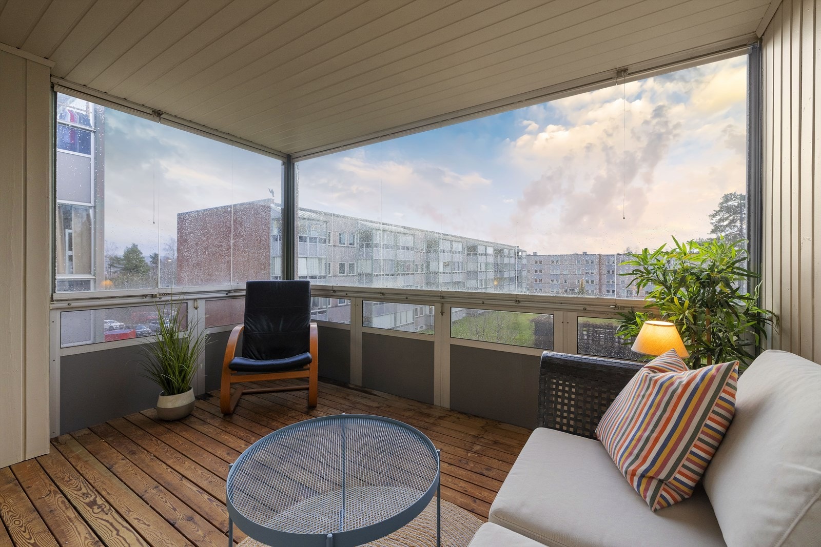 Flott utsikt fra veranda i 3.etasje samt svært gode solforhold Galleribilde