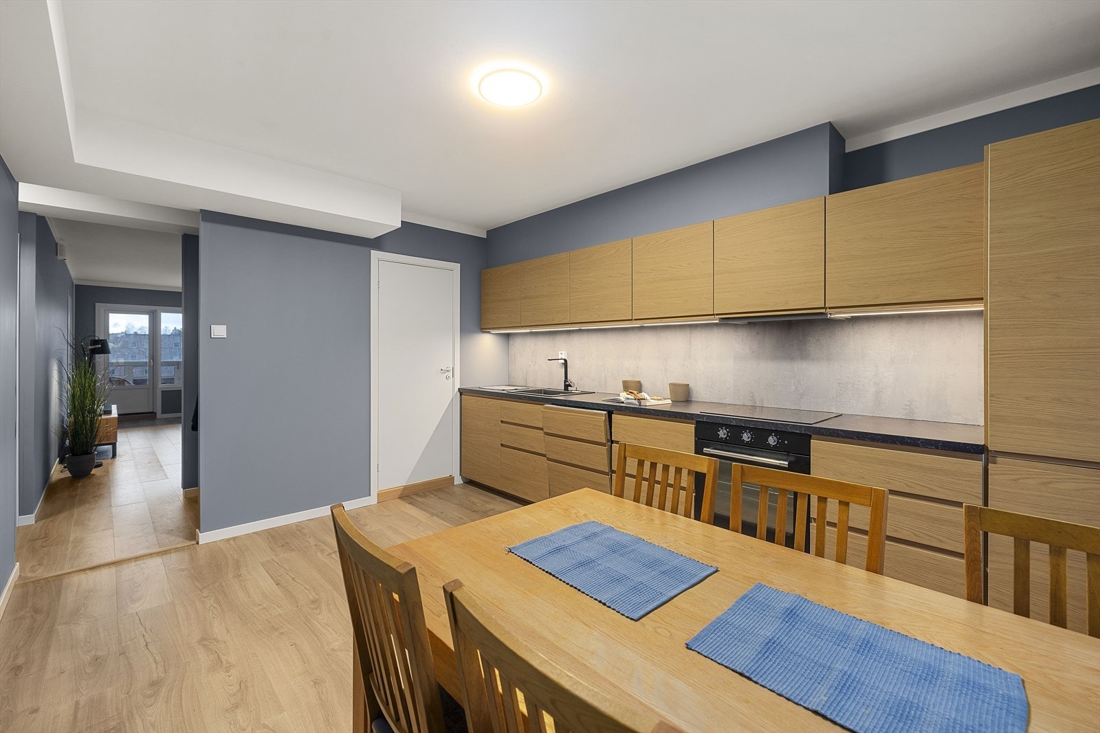 Romslig kjøkken med god plass til stort spisebord Galleribilde