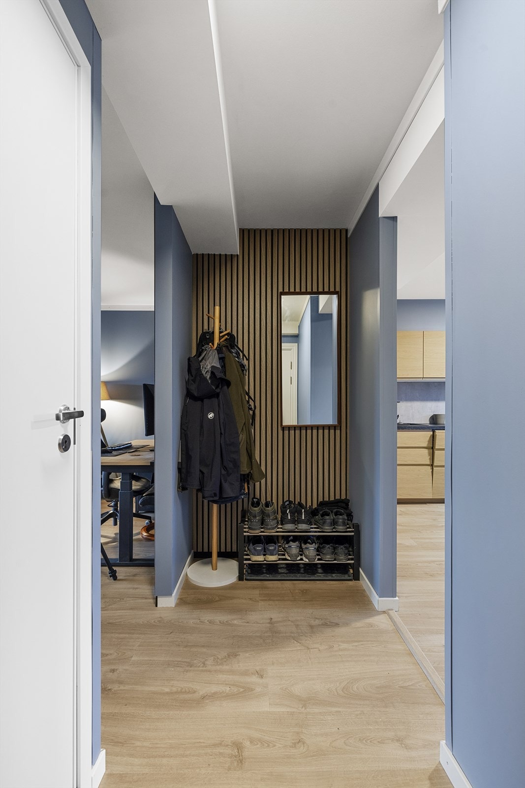 Entrè med praktisk garderobenisje Galleribilde