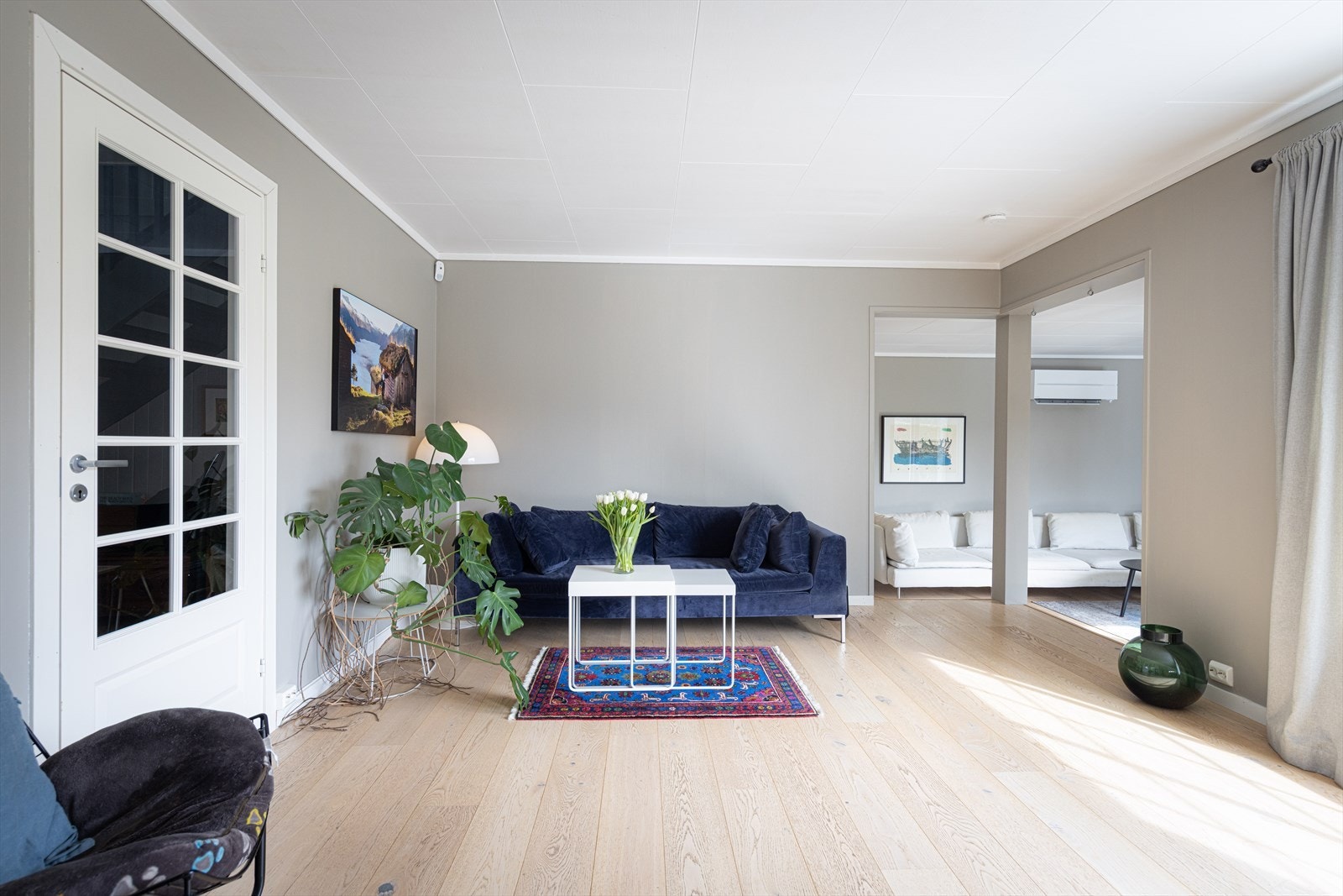 Den todelte løsningen i stuen gir god plass til ulike møbelsoner - enten du ønsker sofakrok, lesesone eller et hyggelig lekehjørne. Galleribilde