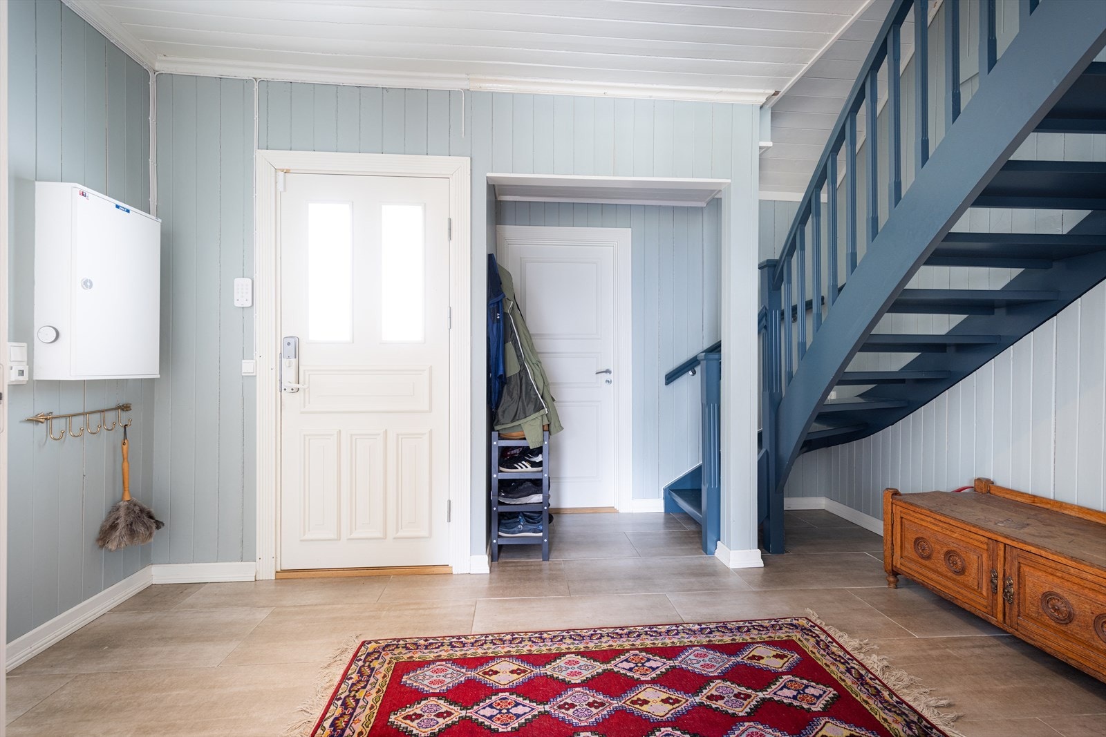 Boligen har en romslig og praktisk entré med flislagt gulv og varmekabler, som gir en lun velkomst på kalde dager. Her er det godt med plass til oppheng av yttertøy og sko. Fra entreen er det adkomst til stue, kjøkken og videre opp til boligens 2. etasje. Galleribilde