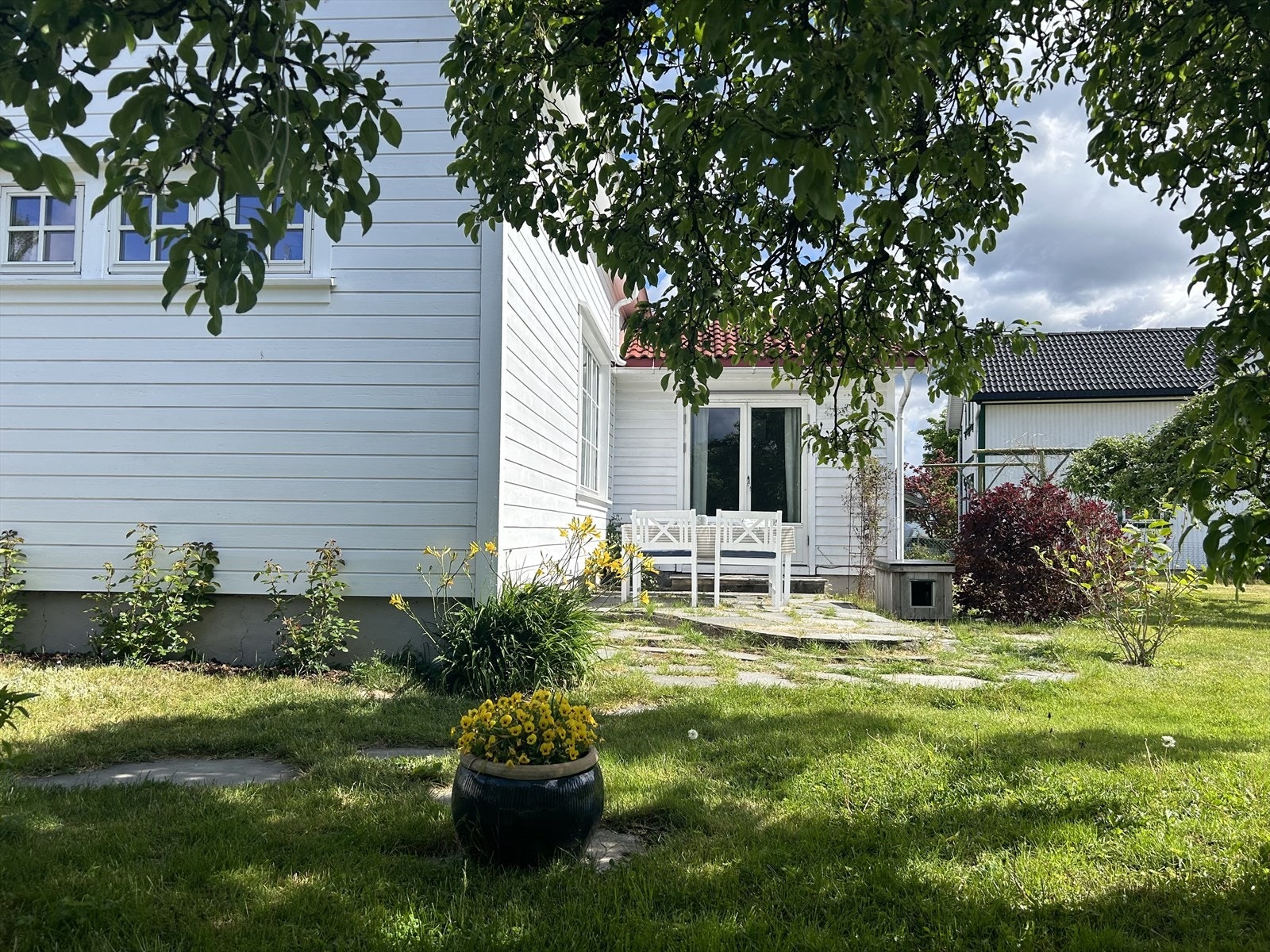 Velkommen til Solumgata 21 - en romslig og innholdsrik enebolig med flott tomt og sentral beliggenhet på Gimsøy. Her bor du barnevennlig og nært det meste, med gangavstand til skole, barnehage, butikker, idrettsanlegg og turområder. Galleribilde