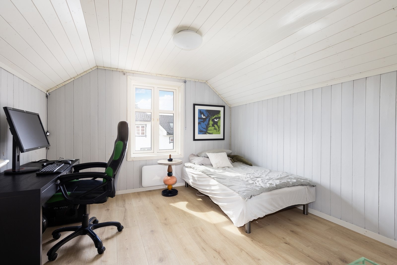 Soverommene i 2. etasje har tradisjonelt trepanel, som gir en varm og koselig atmosfære. Alle rommene har plass til seng og oppbevaring etter behov. Galleribilde