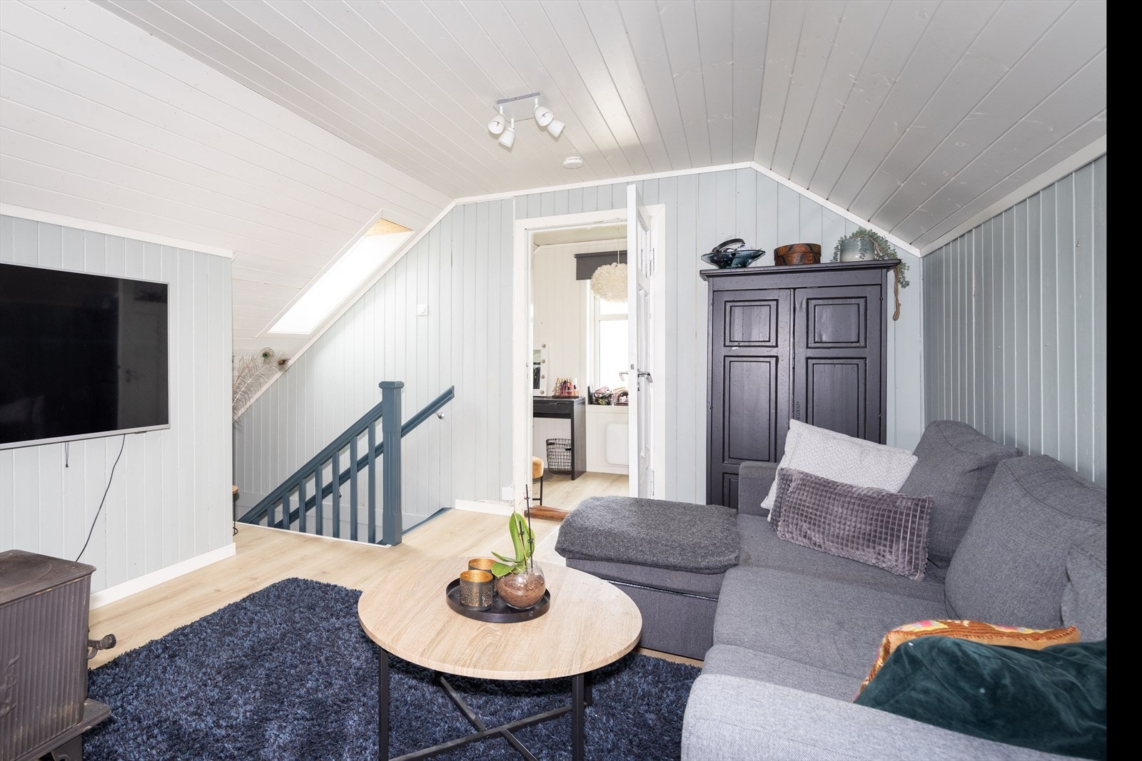 Praktisk og koselig loftstue med plass til både sofagruppe og TV - perfekt som ekstra oppholdsrom for avslapning, gaming eller lesing. Galleribilde