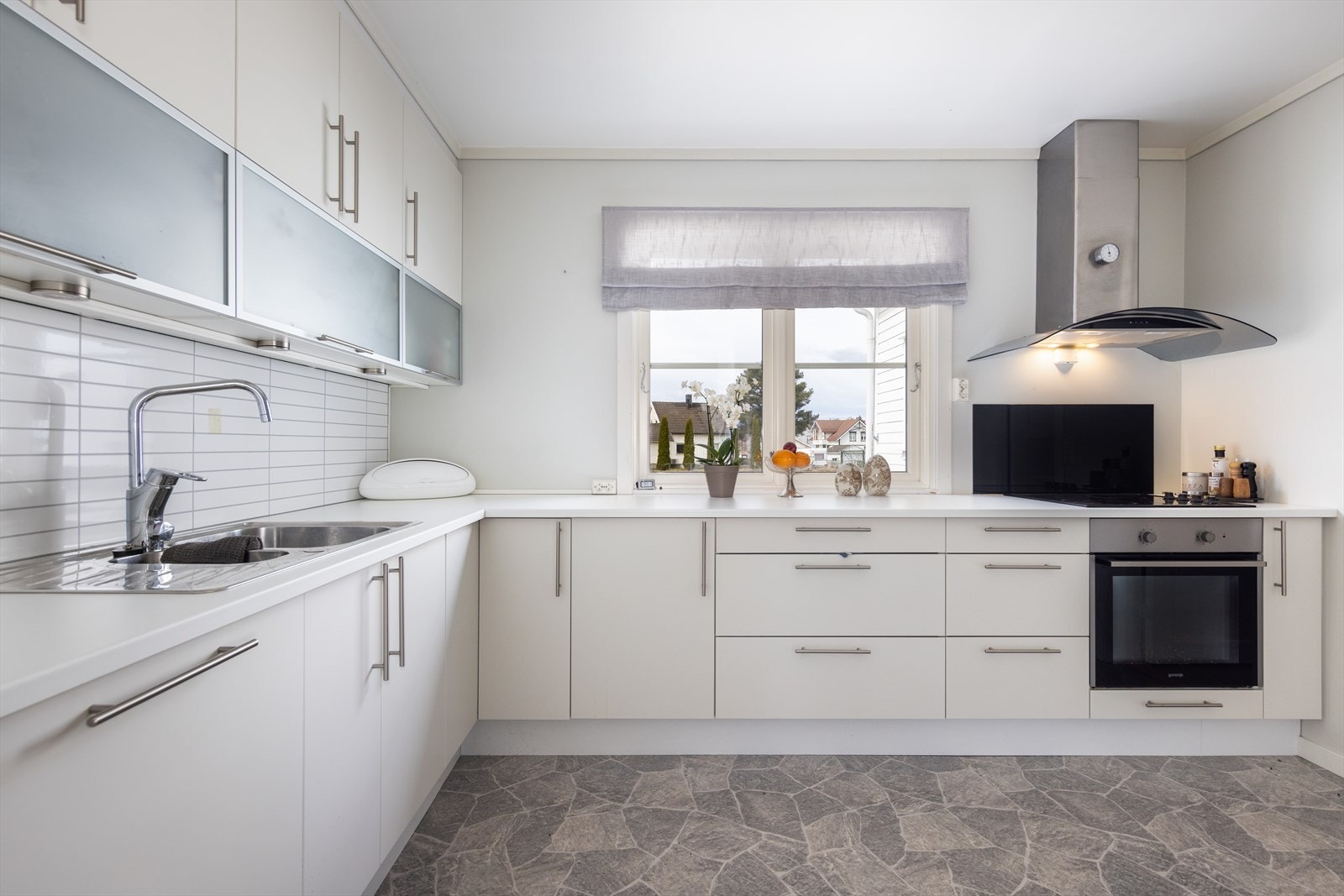 Her er det godt med skapplass. På kjøkkenet finner du også integrerte hvitevarer er oppvaskmaskin, platetopp og stekeovn. Det er også installert automatisk vannstoppesystem og komfyrvakt. Galleribilde