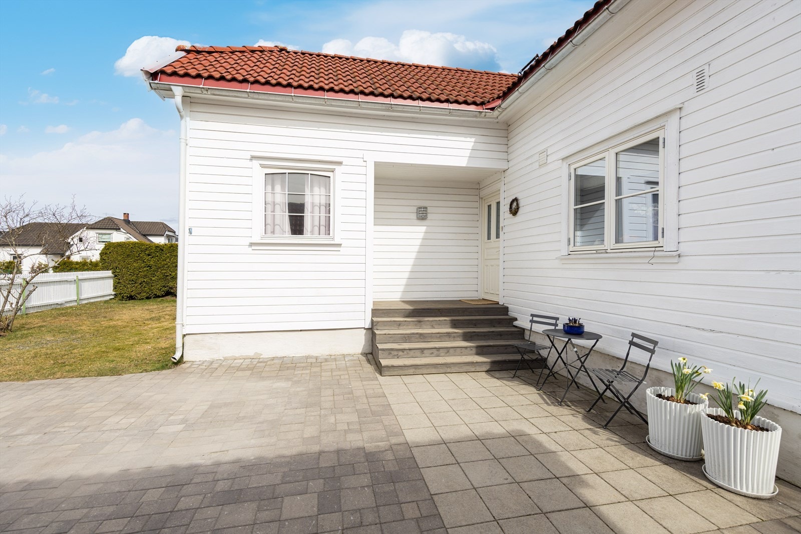 Boligen byr på blant annet romslig entré med varmekabler, lys todelt stue med vedovn og varmepumpe, nyere kjøkken og bad fra 2016, tre soverom og en koselig loftstue - godt tilrettelagt for familieliv i hverdagen. Galleribilde