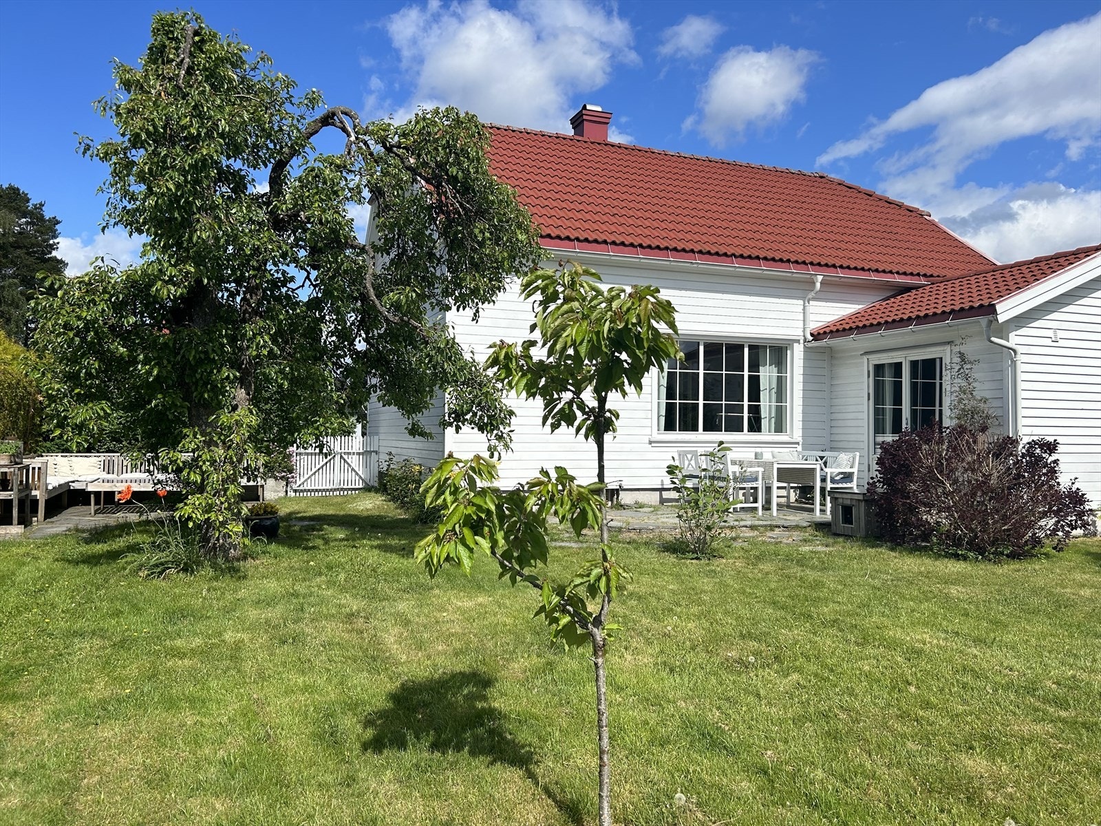 Uteplassen er solrik med flere møbleringsmuligheter. Galleribilde