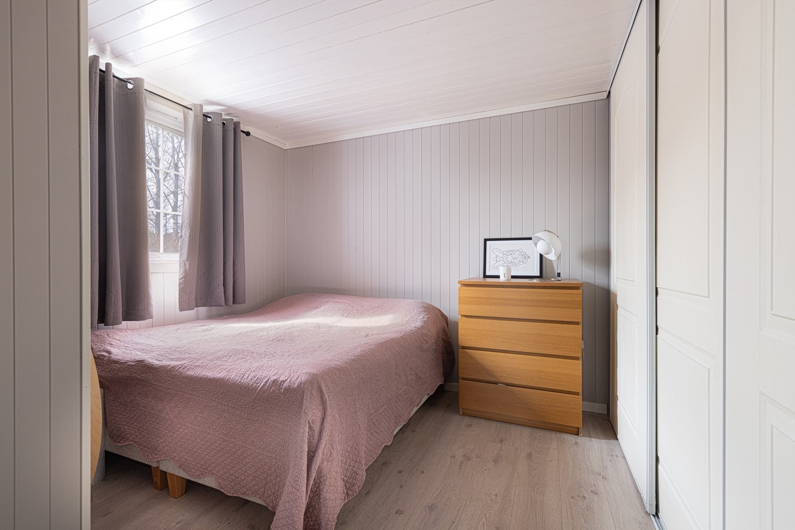 Boligen har totalt tre soverom, hvor ett av disse ikke er godkjent til varig opphold. Her er det plass til dobbeltseng og annet møblement etter ønske. Det er også satt opp skyvedørsgarderobe. Galleribilde