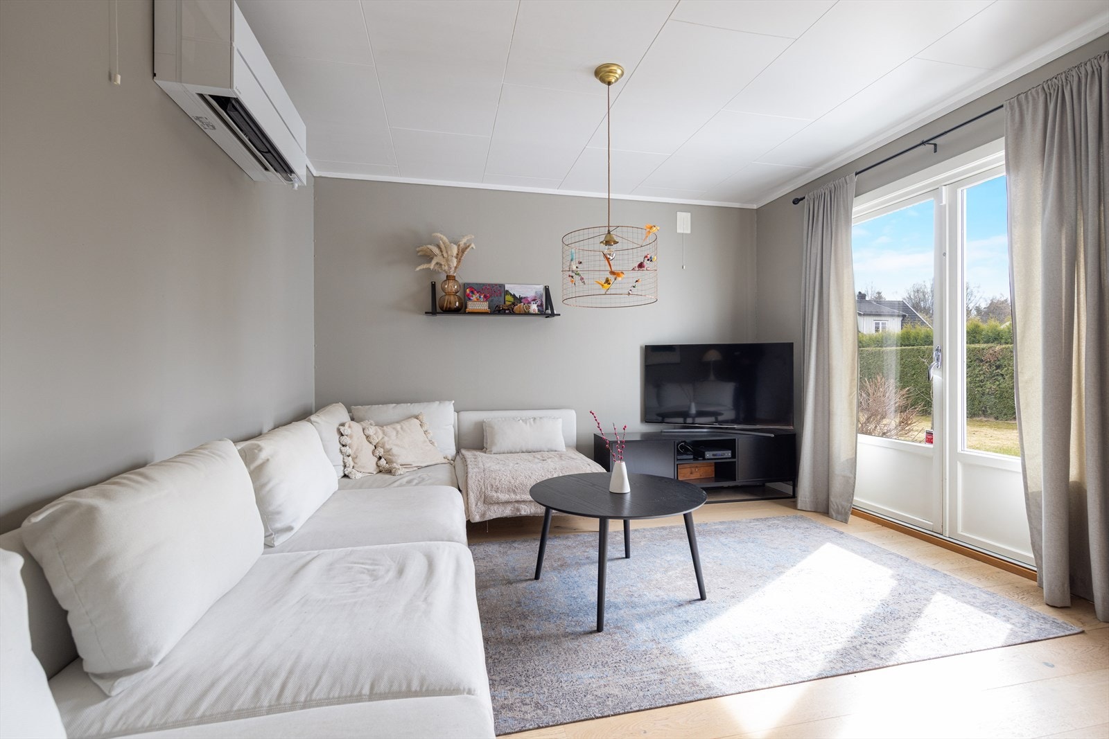 Fra innerste stue er det utgang til en hellelagt uteplass og tilhørende hage - perfekt for rolige stunder ute. Galleribilde