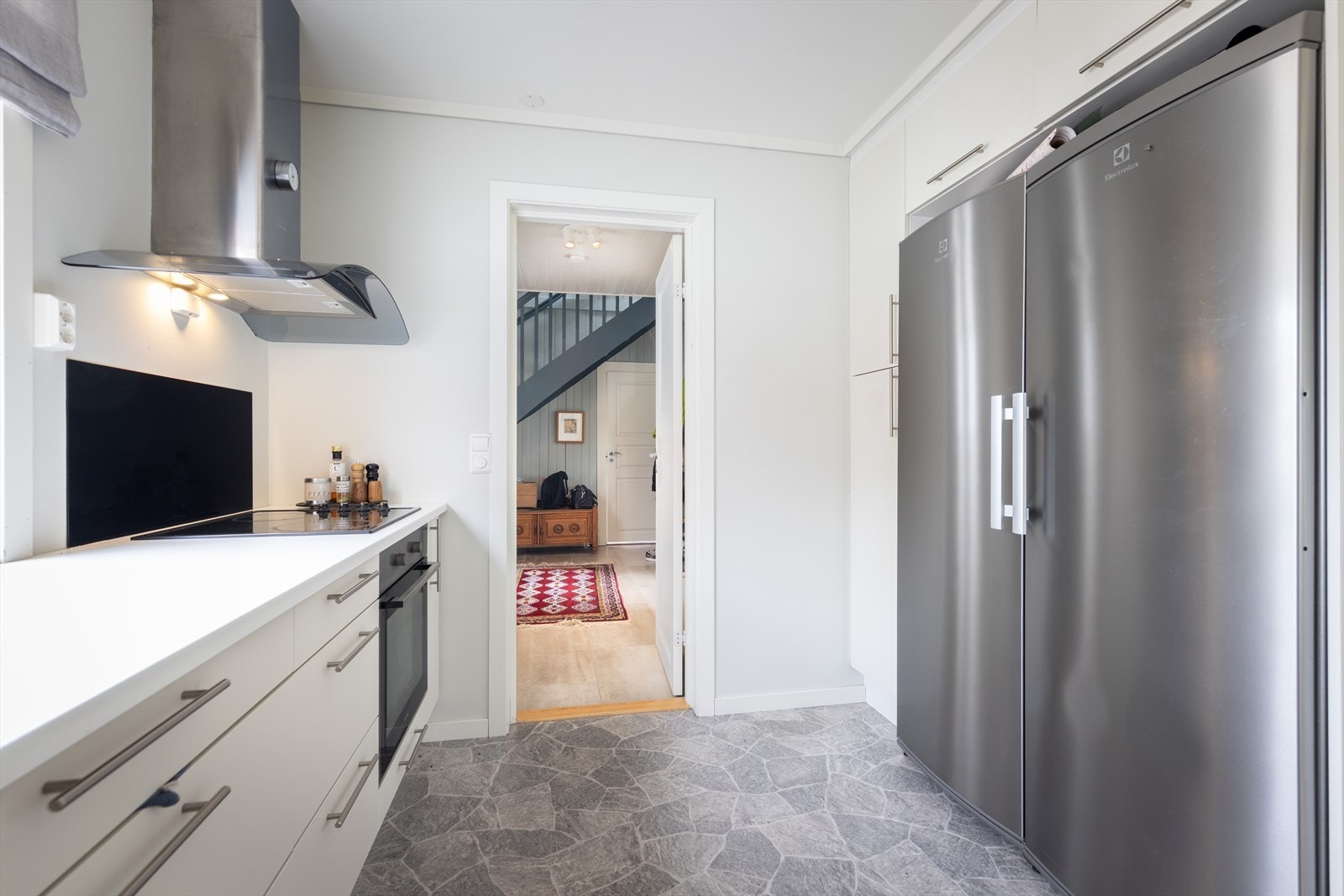 Kjøkkenet er fra 2016 og har innredning fra Systemkjøkken med slette fronter og laminert benkeplate. Galleribilde