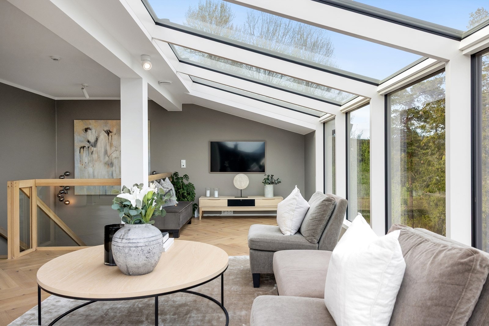 Stuen er romslig, og innredes enkelt i flere soner. I dag er det innredet med tv-stue og dagligstue. Galleribilde