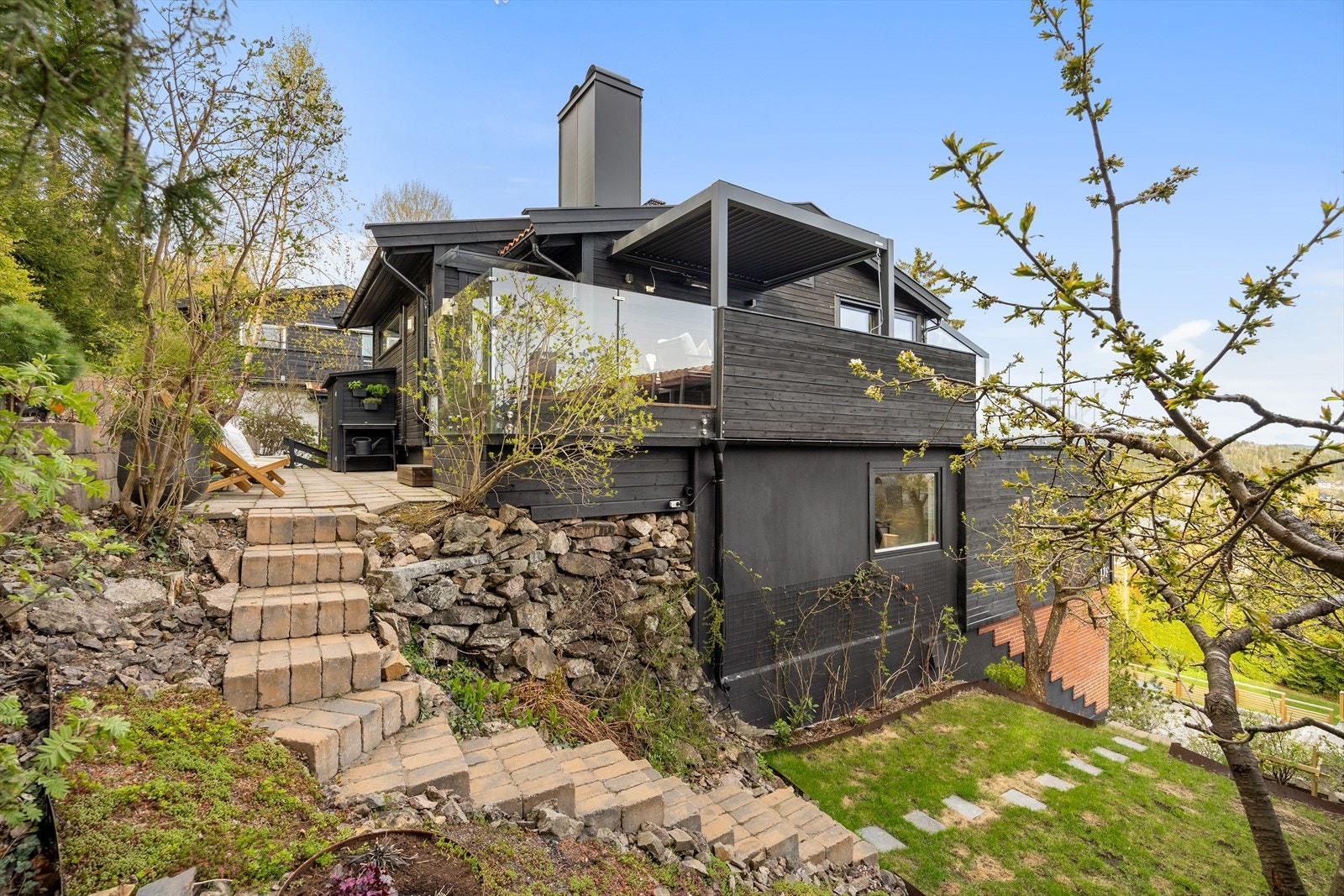 I hagen er det moreller, plommer, bjørnebær, bringebær, rips, stikkelsbær, blåbær, jordbær og markjordbær. Utetrapp i stor belegningsstein. Galleribilde