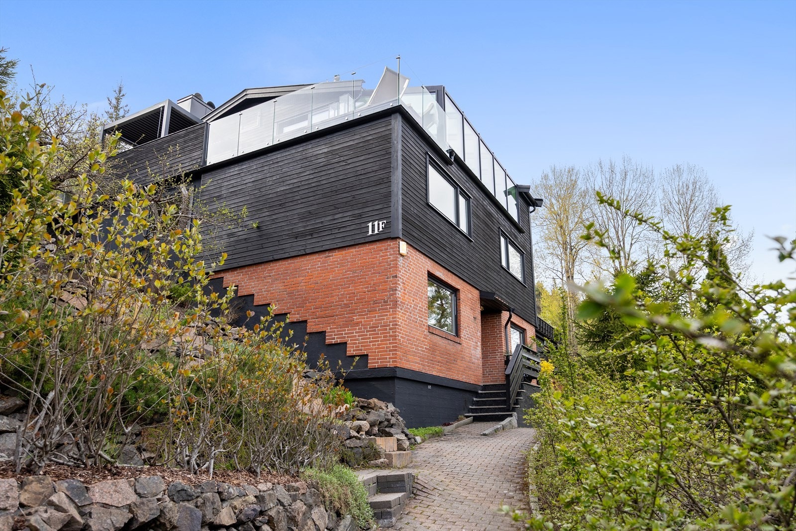 Flott, velholdt enebolig fra 1986 med Møre Royal kledning. Galleribilde