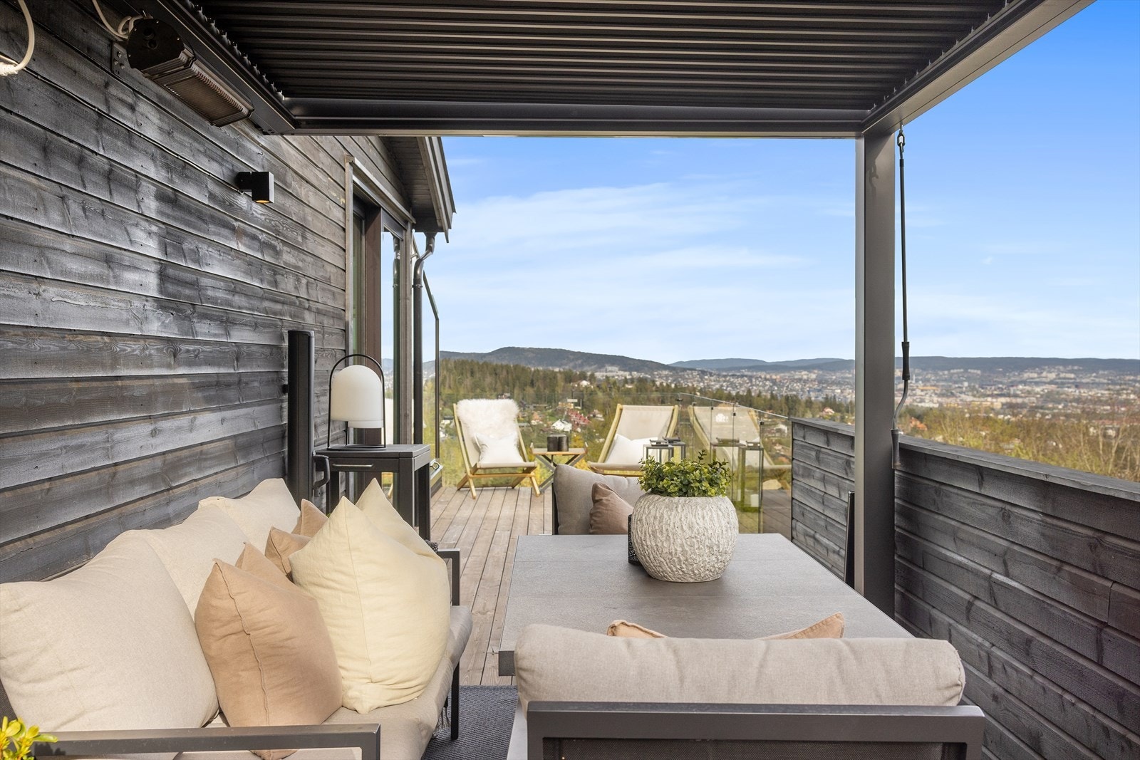 Fra stuen er det utgang til en fantastisk terrasse på hele 31 kvm. En del av terrassen har plasstilpasset Pergolux pergola med åpning/lukking av tak, samt utebelysning. Galleribilde