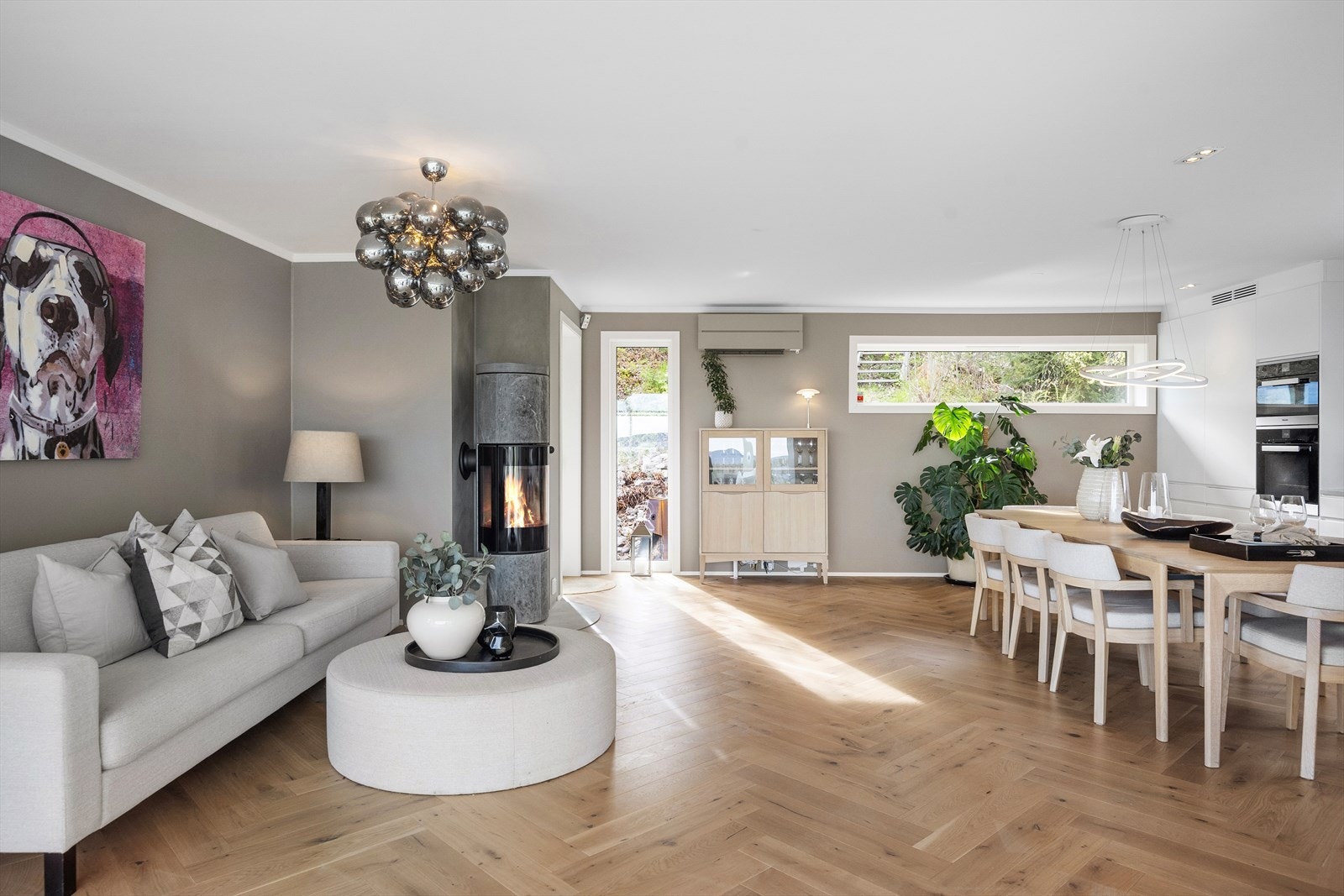 Rommet har en åpen og sosial planløsning, samtidig naturlig skjermet. Galleribilde