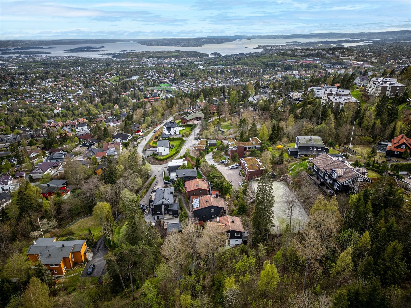 I tillegg har eier boligen 1/7 av fellesareal med lekeplass som har husker, sklie og sandkasse. Galleribilde