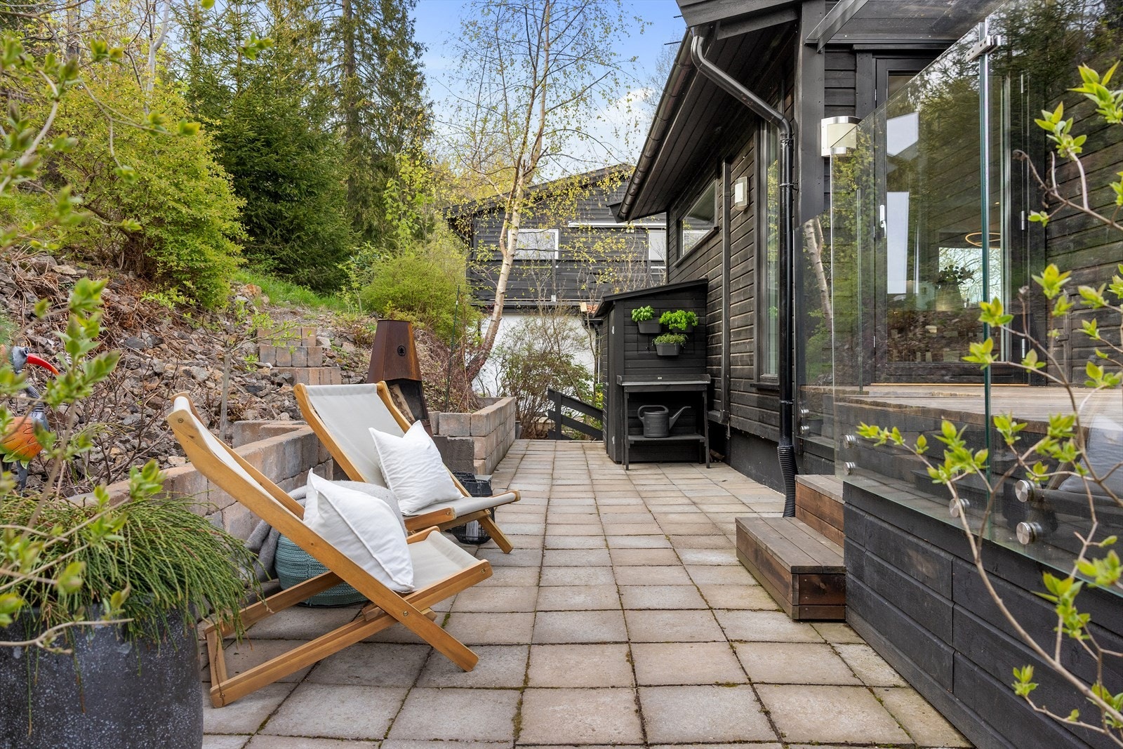 Uteplassen ligger skjermet til omringet av grønne omgivelser, frukttrær og flotte vekster. Et sted man vil slappe av! Galleribilde