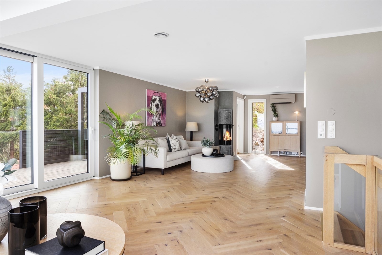 Rommet er lyst og luftig med godt lysinnslipp fra flere himmelretninger. Galleribilde