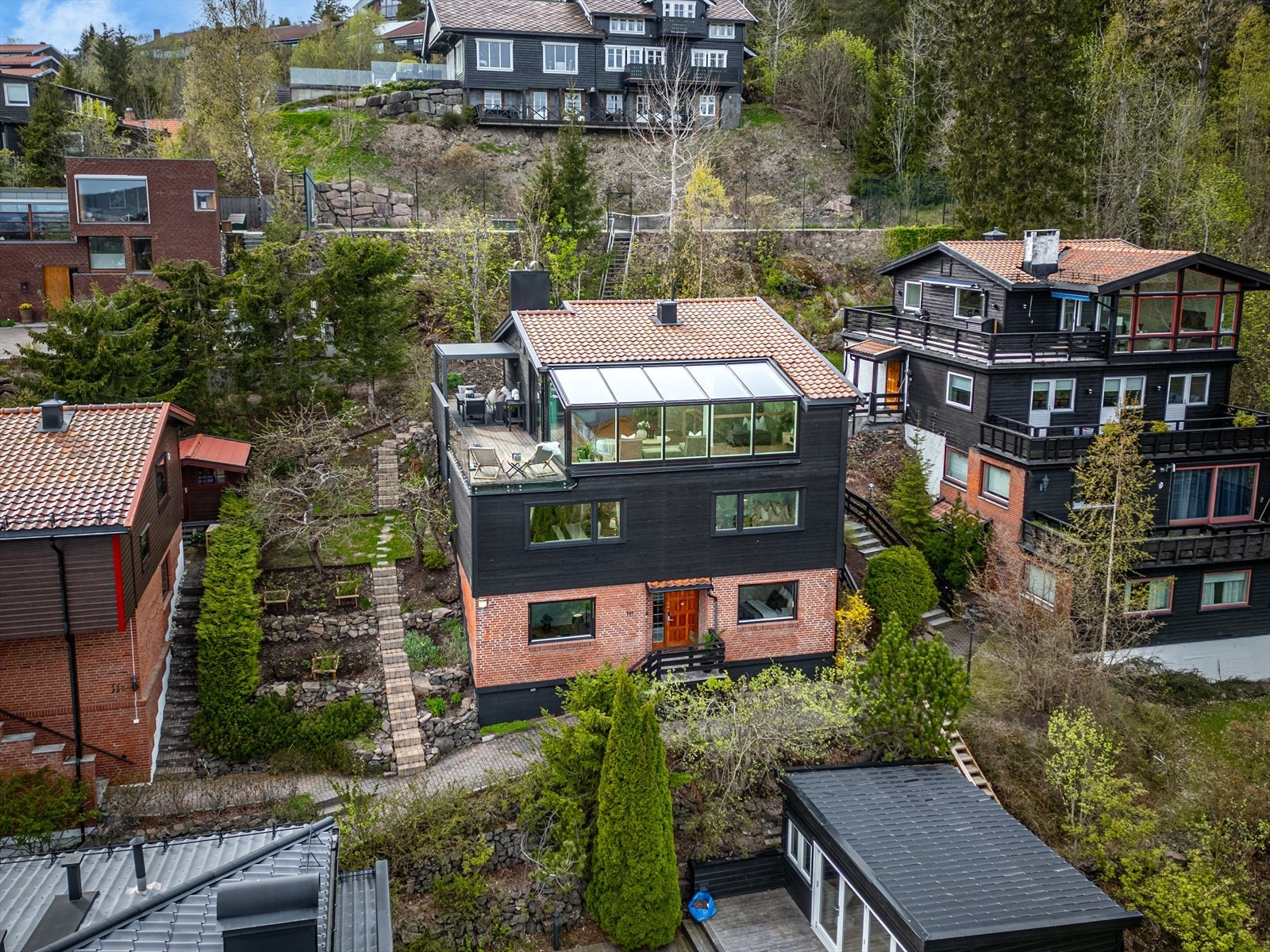 Tomten er på ca. 307 m². Gangvei opp til boligen har varmekabler. Galleribilde