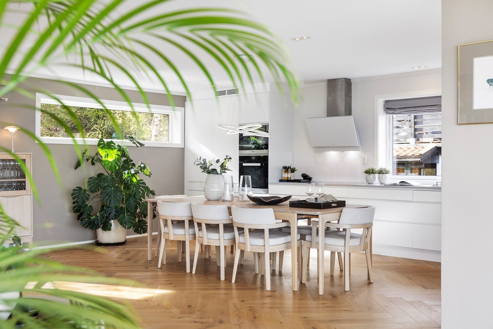 Nydelig og meget innbydende spisekjøkken av god størrelse. Galleribilde